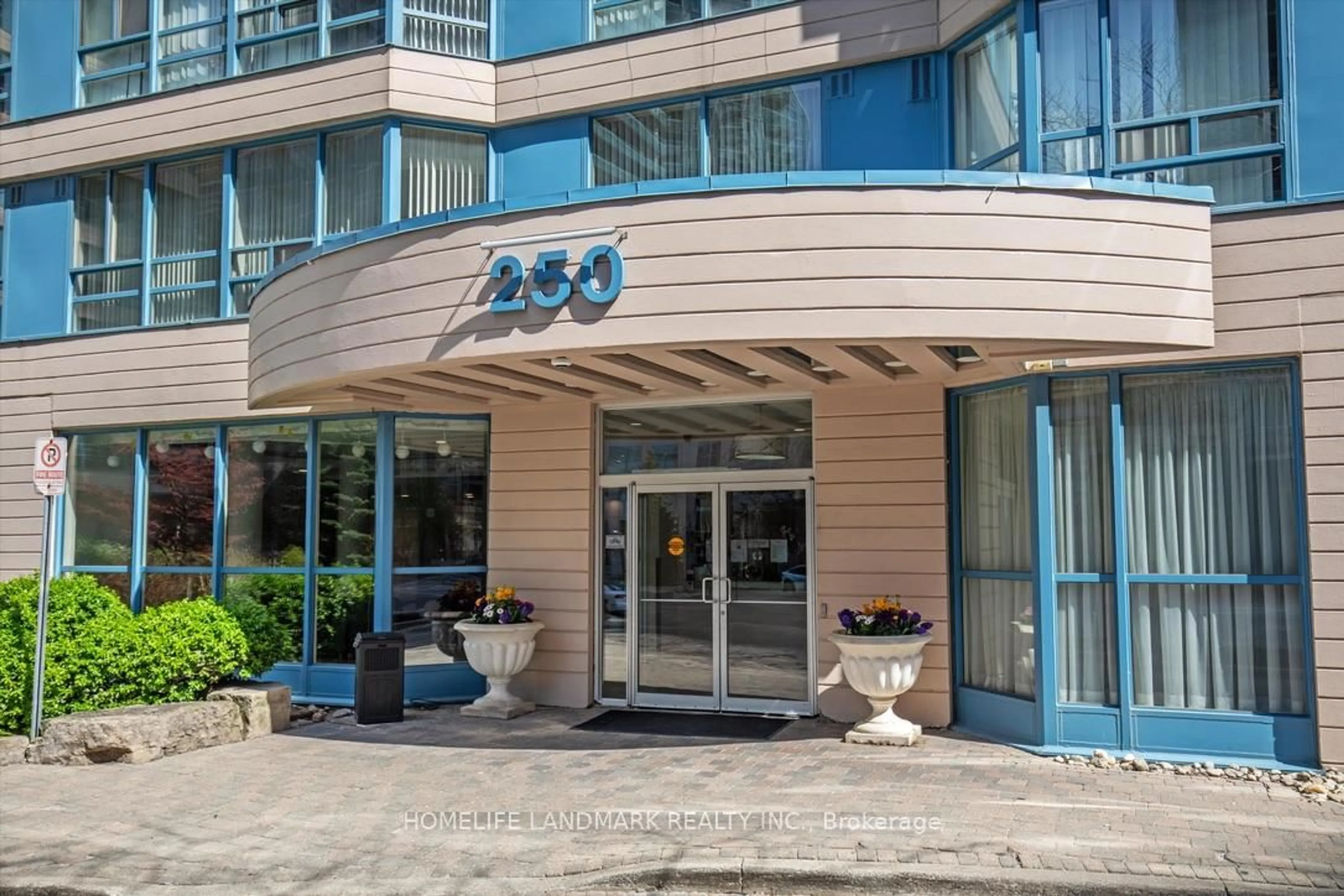 Indoor foyer for 250 Webb Dr #704, Mississauga Ontario L5B 3Z4