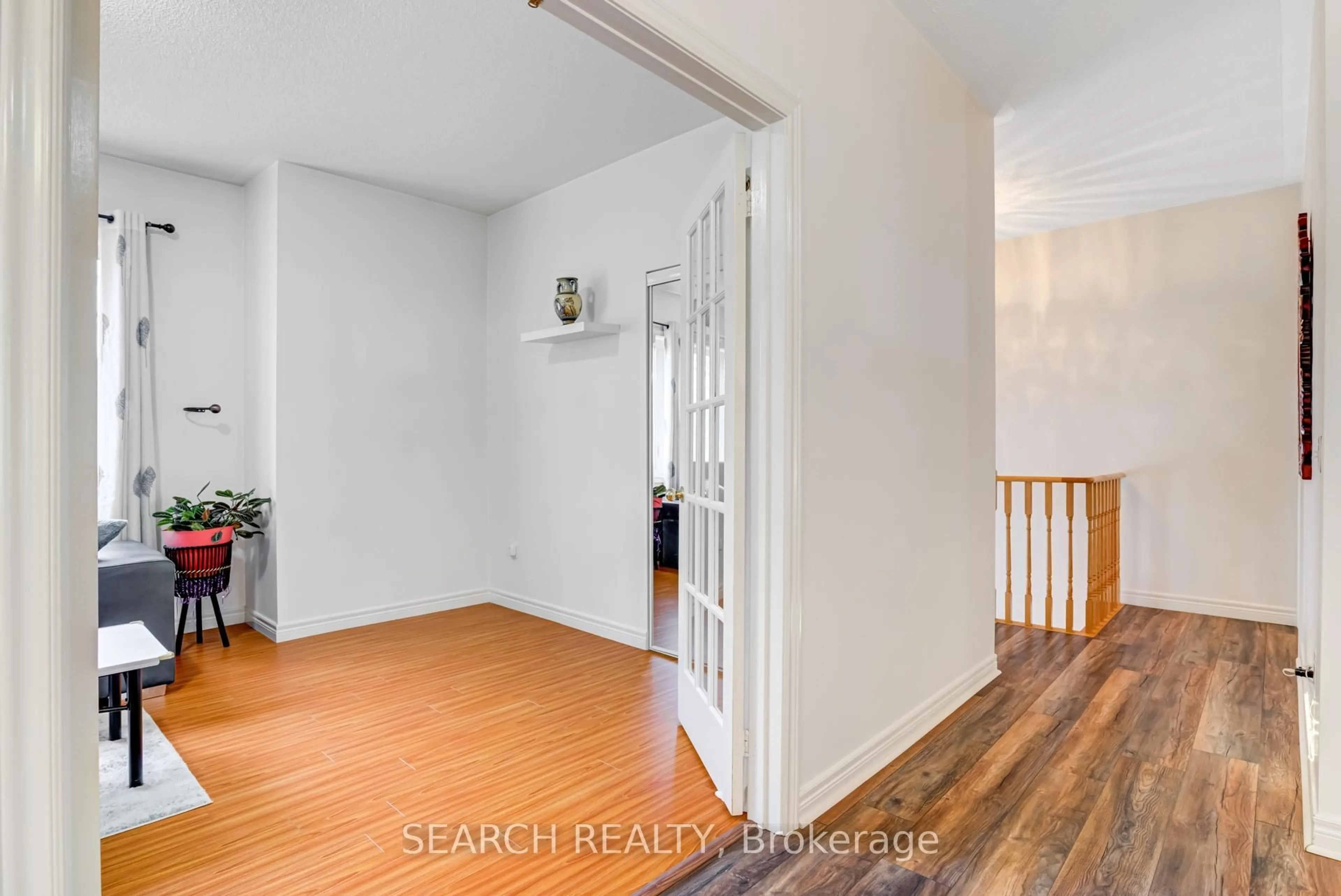 Indoor entryway for 19 Treeline Blvd, Brampton Ontario L6P 1C5