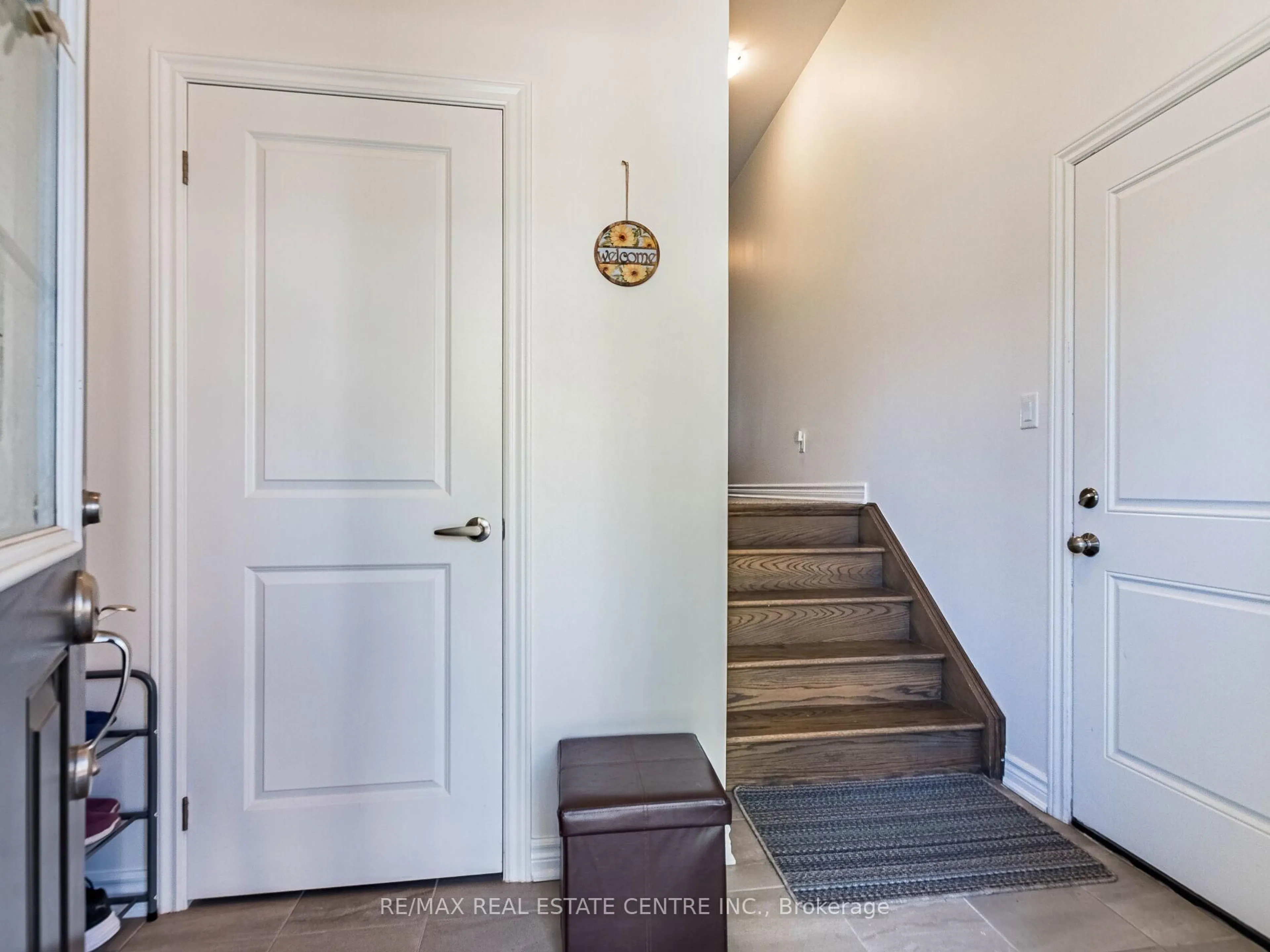 Indoor entryway for 1157 Restivo Lane, Milton Ontario L9T 2X5