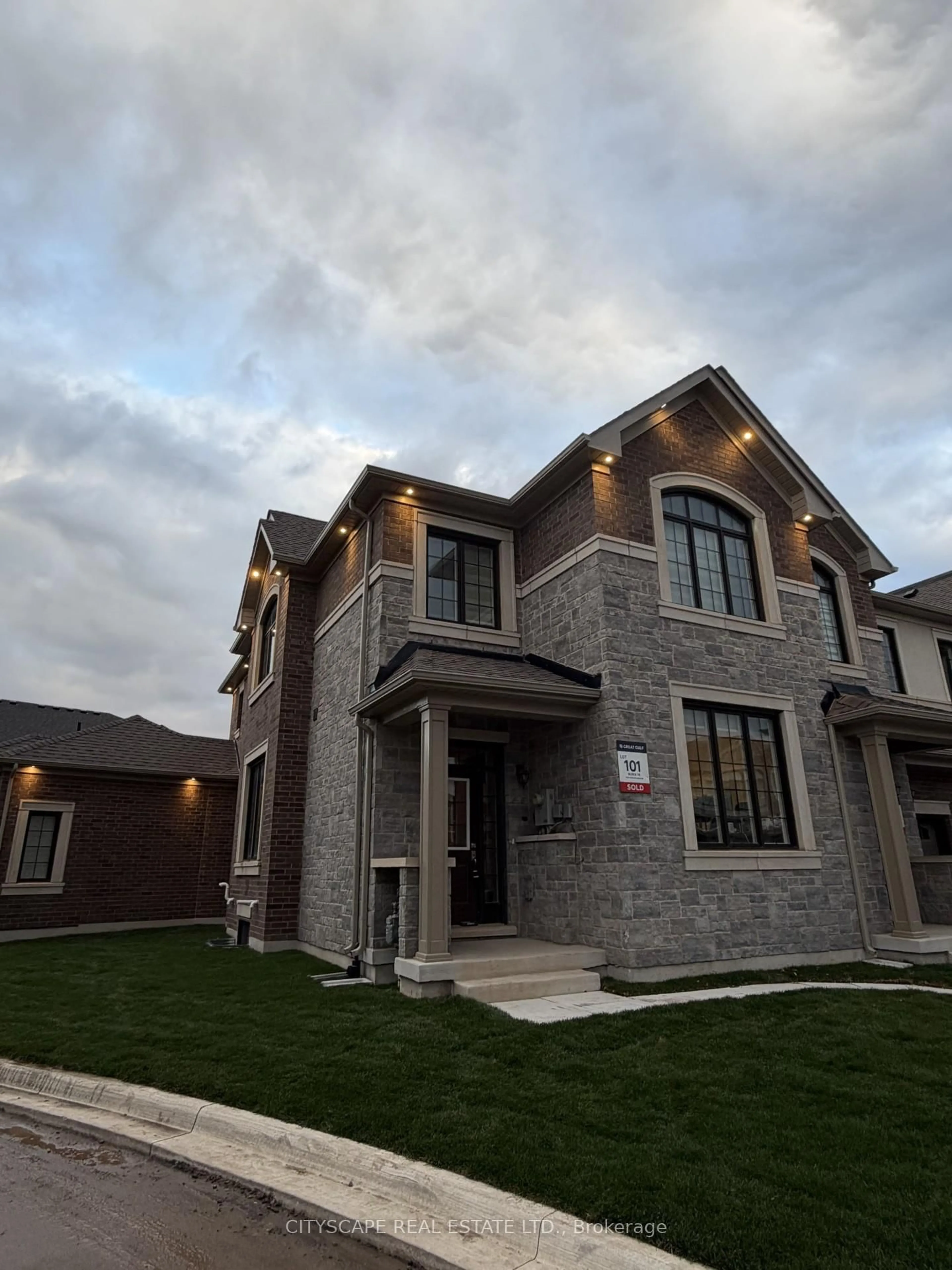 Home with brick exterior material, building for 3101 Harvard Gdns, Oakville Ontario L6H 8B8