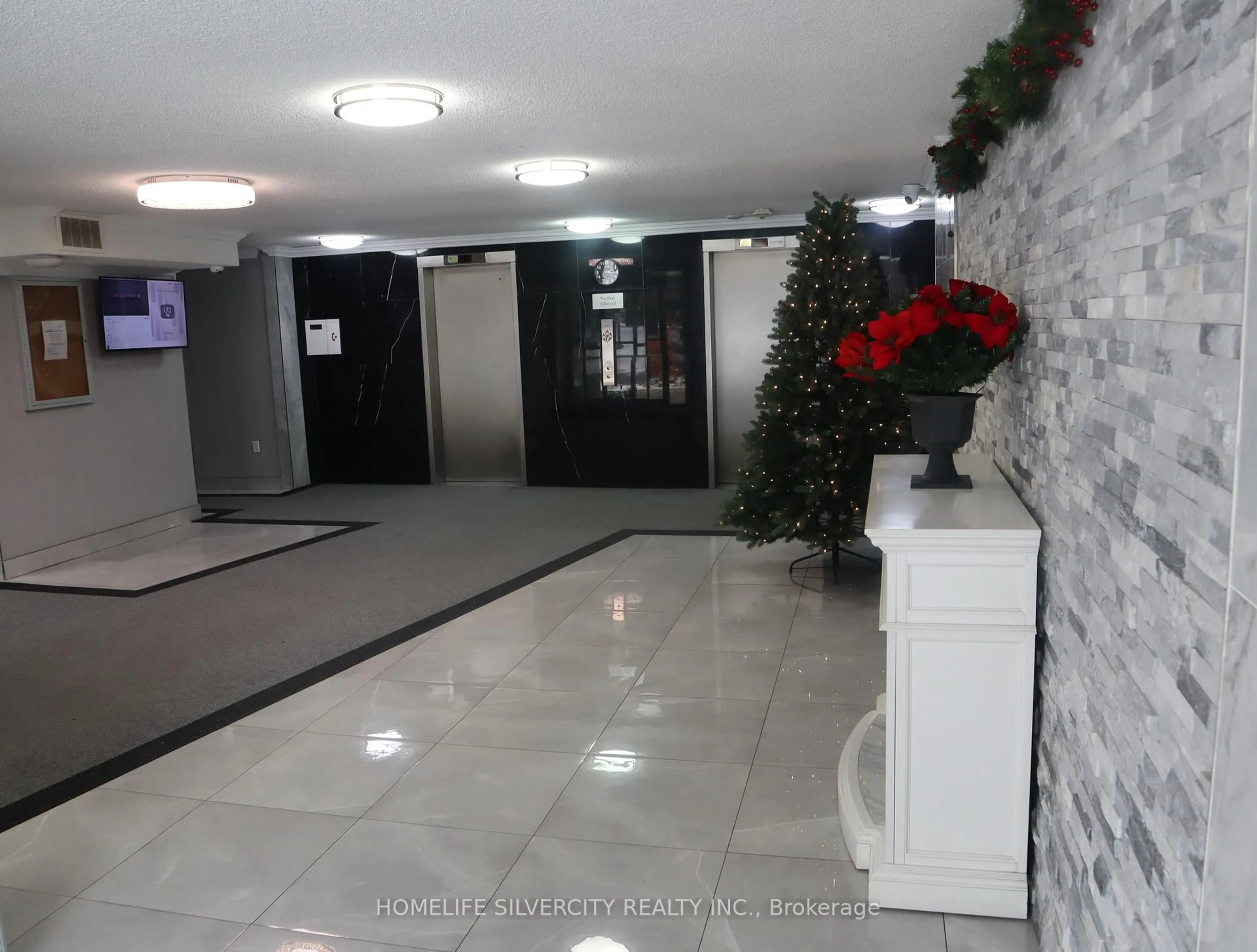 Indoor foyer for 4 Kings Cross Rd #2009, Brampton Ontario L6T 3X8