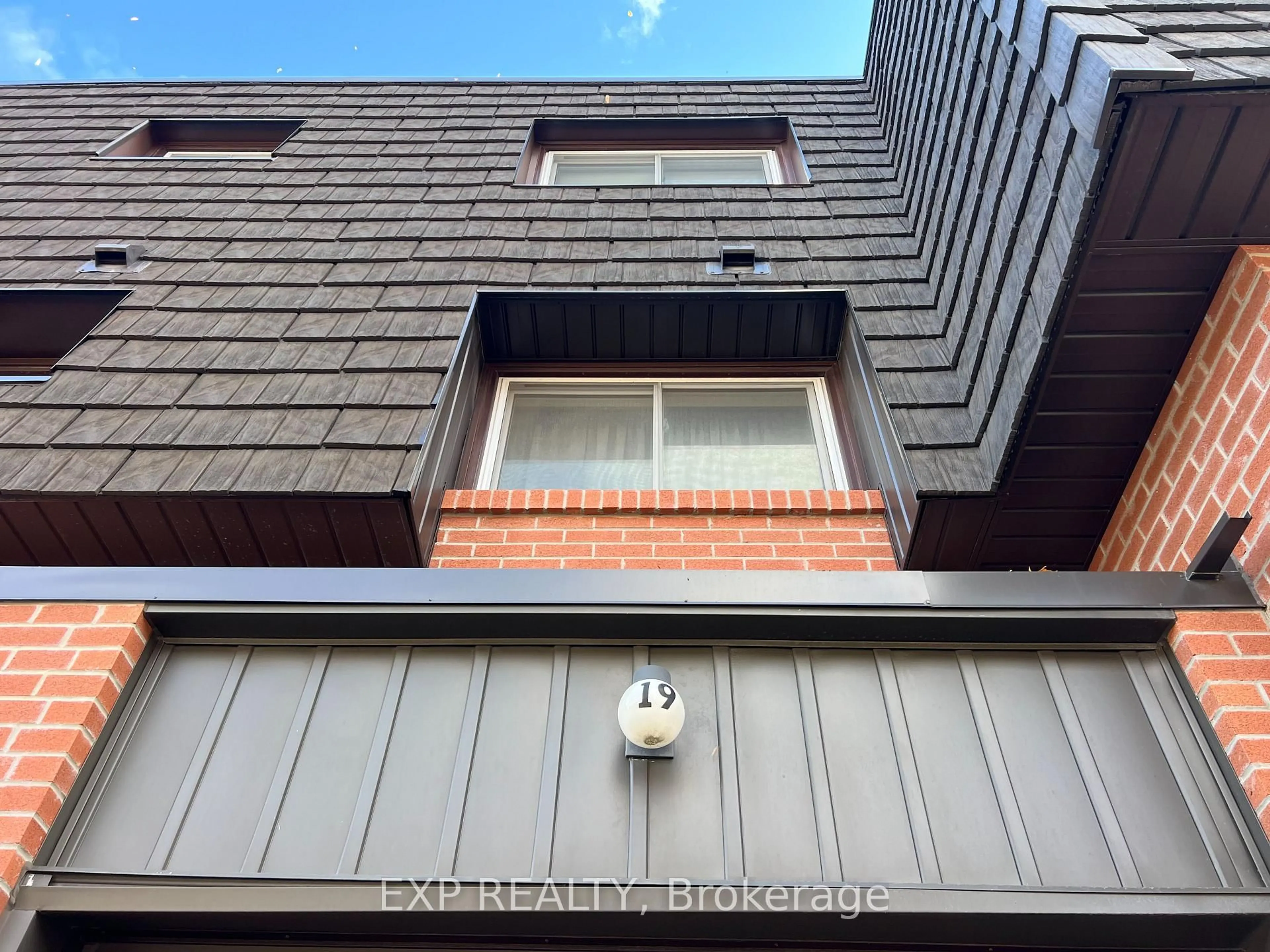 Unknown for 19 Darras Crt, Brampton Ontario L6T 1W7