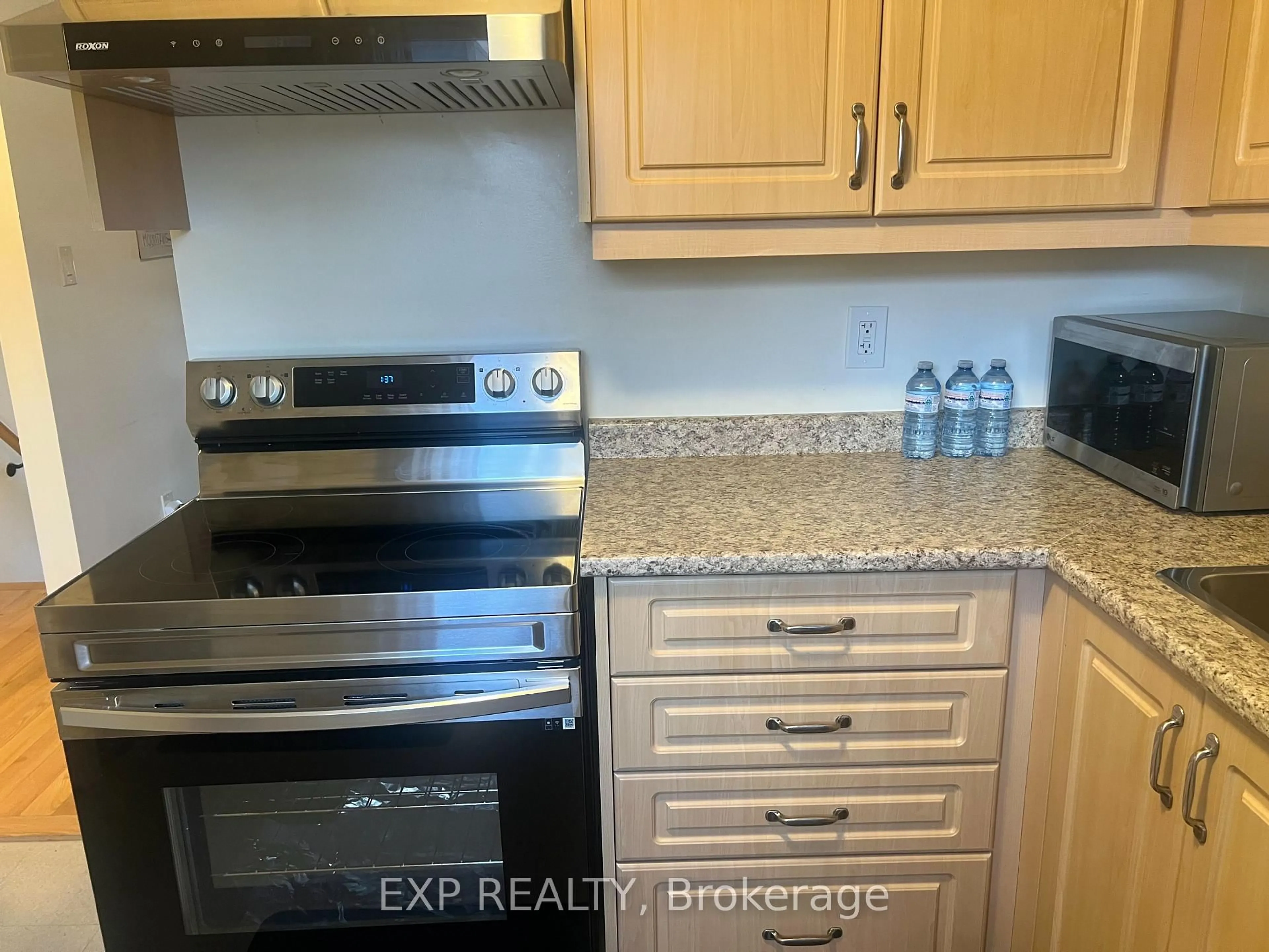 Standard kitchen, unknown for 19 Darras Crt, Brampton Ontario L6T 1W7