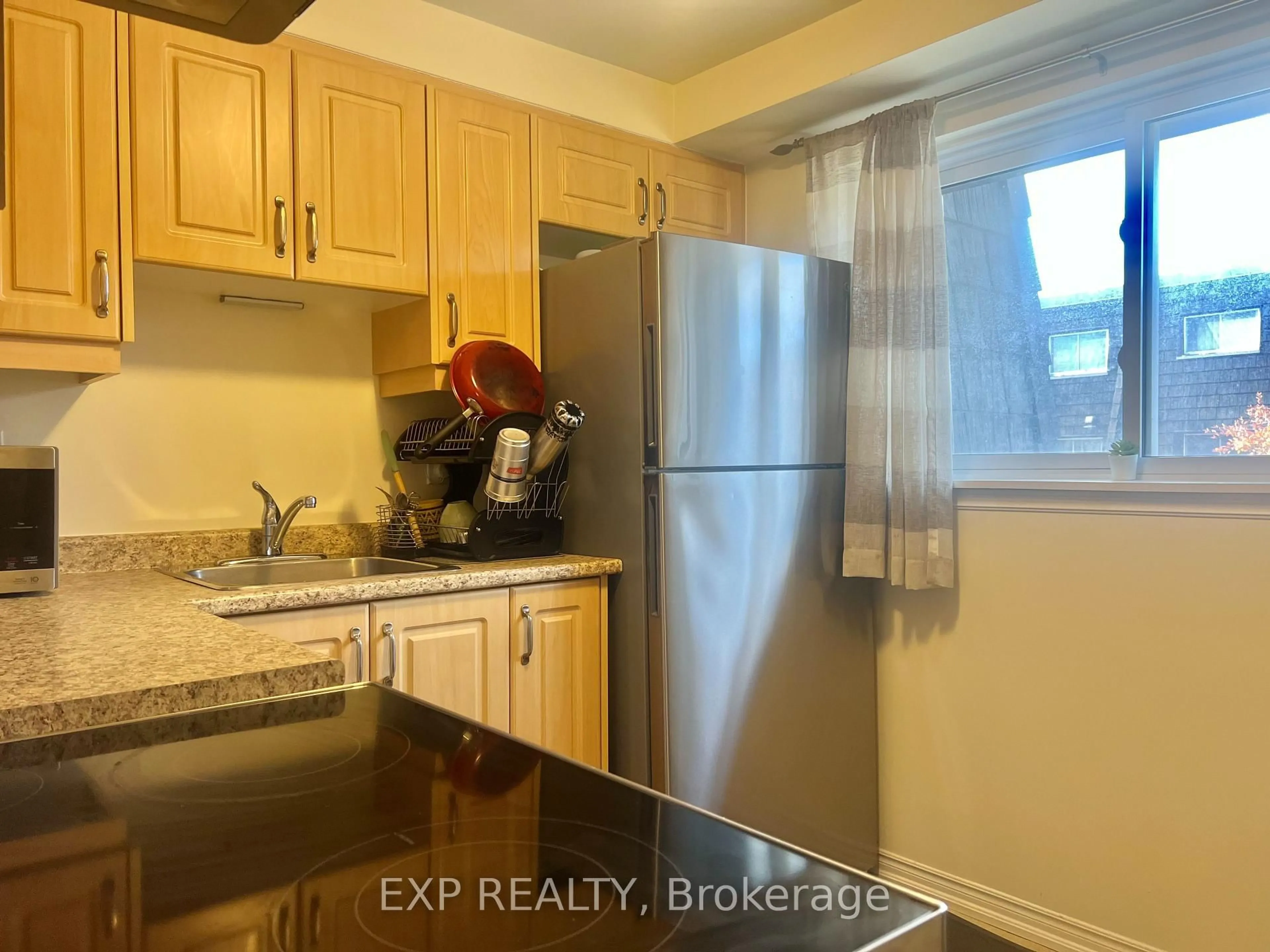 Standard kitchen, unknown for 19 Darras Crt, Brampton Ontario L6T 1W7