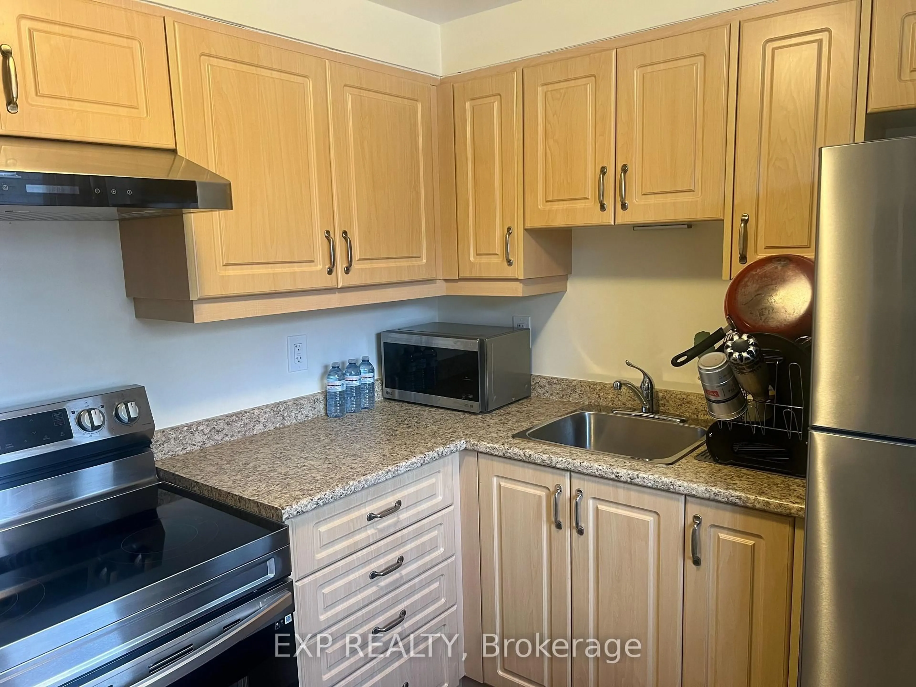 Standard kitchen, unknown for 19 Darras Crt, Brampton Ontario L6T 1W7