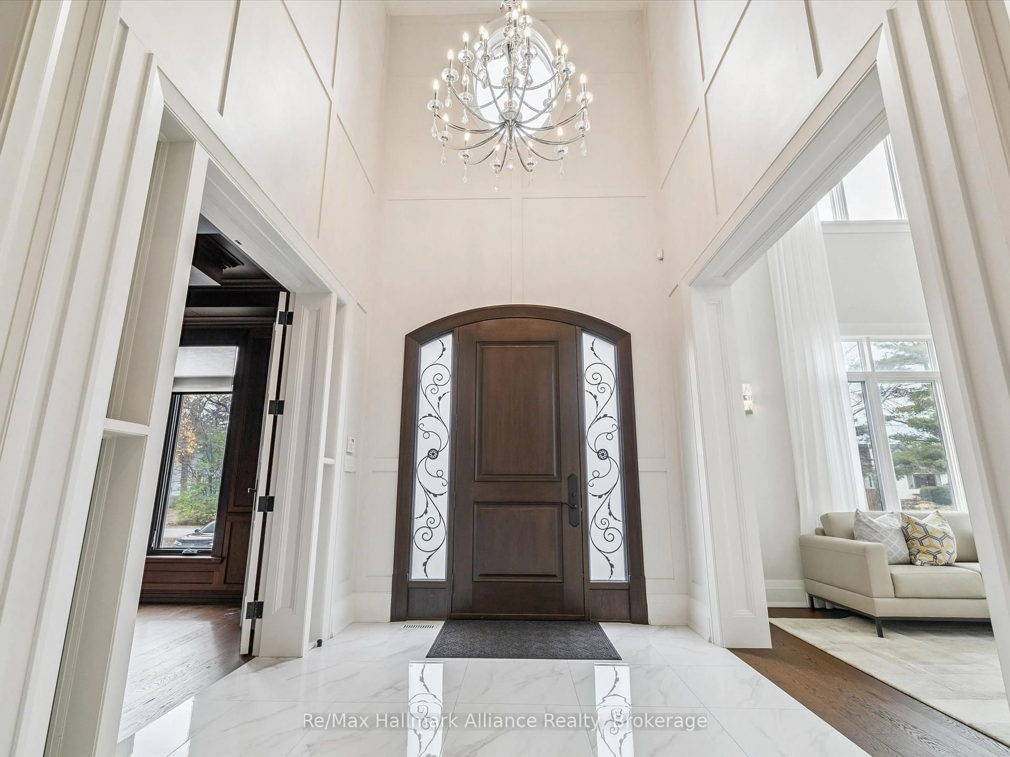Indoor entryway for 2032 Deramore Dr, Oakville Ontario L6J 2P5