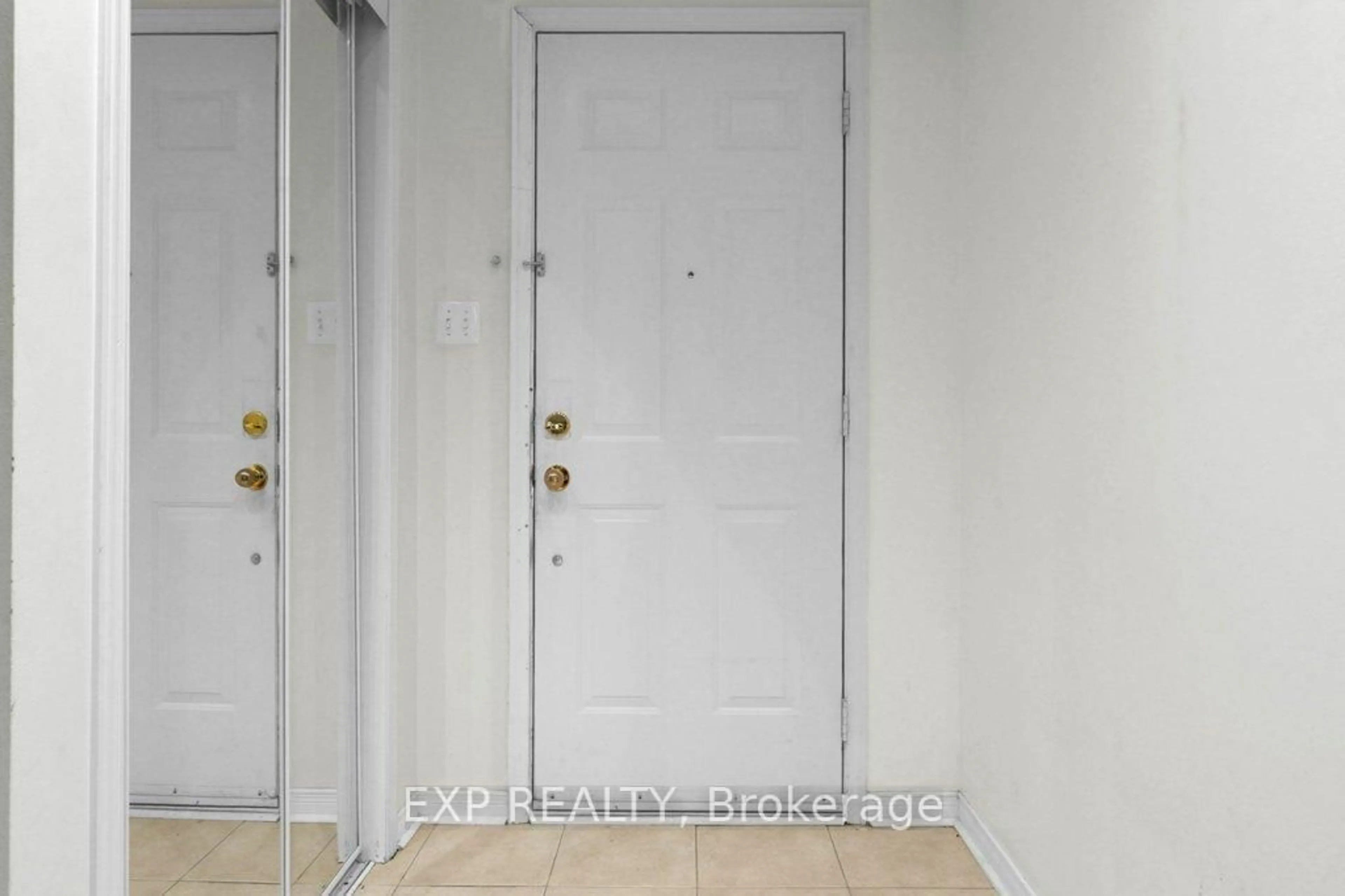 Indoor entryway for 7035 Rexwood Rd #13, Mississauga Ontario L4T 4M6