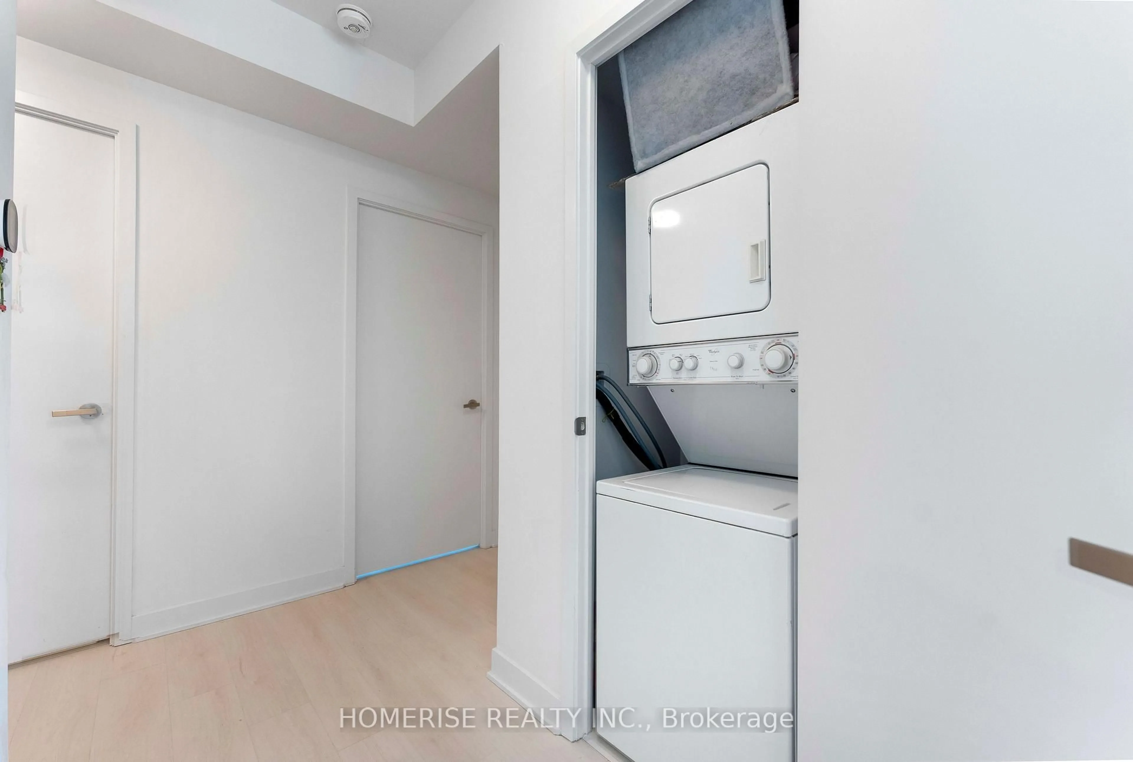 Laundry room for 3900 Confederation Pkwy #1004, Mississauga Ontario L5B 0M3