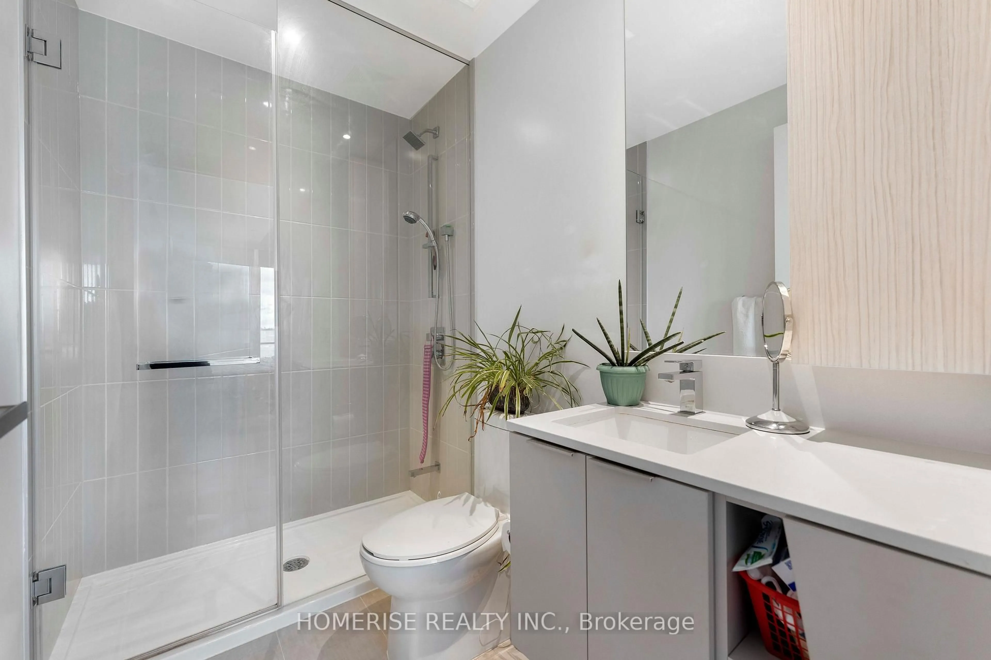 Standard bathroom, ceramic/tile floor for 3900 Confederation Pkwy #1004, Mississauga Ontario L5B 0M3