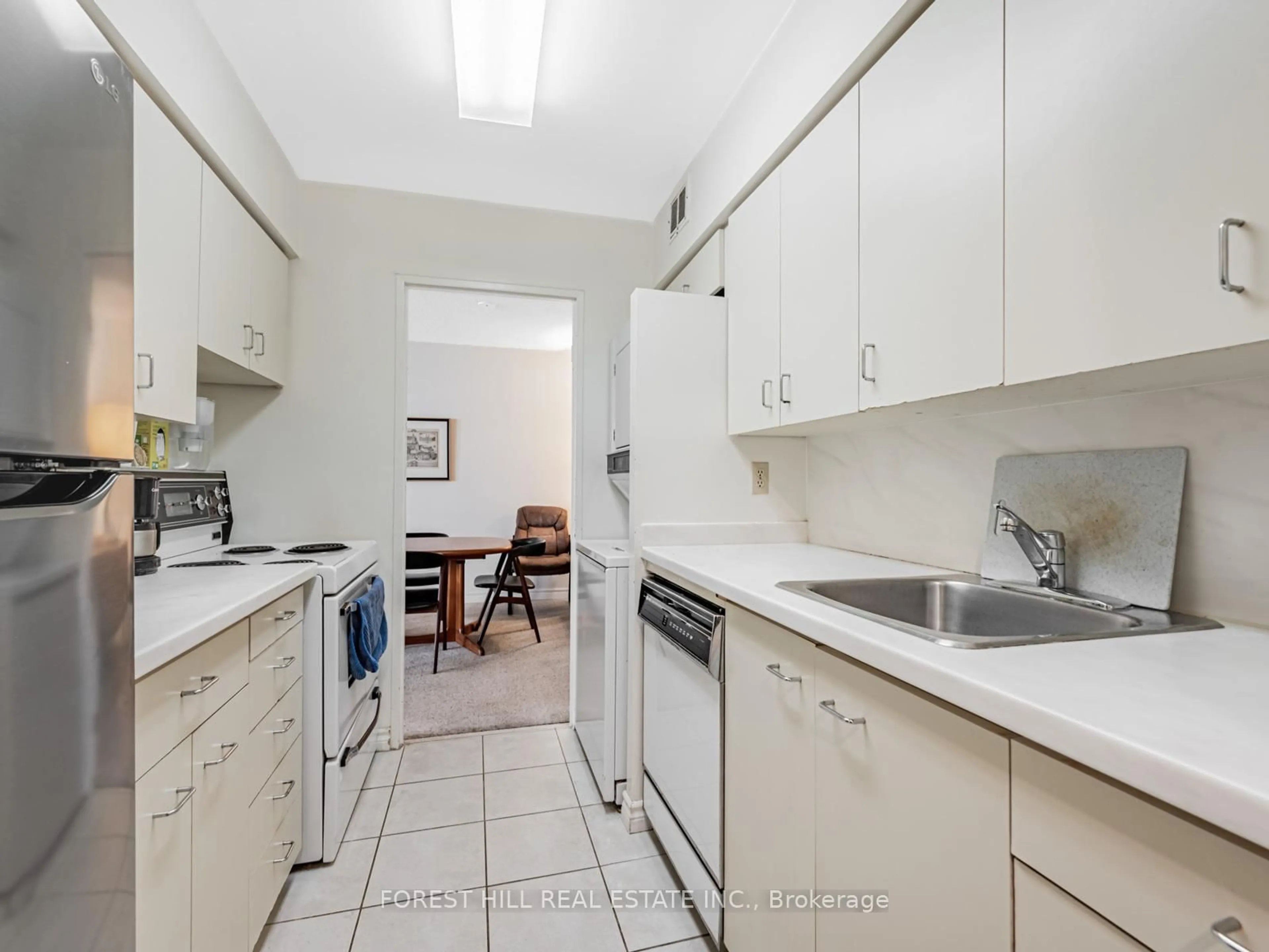 Standard kitchen, unknown for 50 Quebec Ave #703, Toronto Ontario M6P 4B4