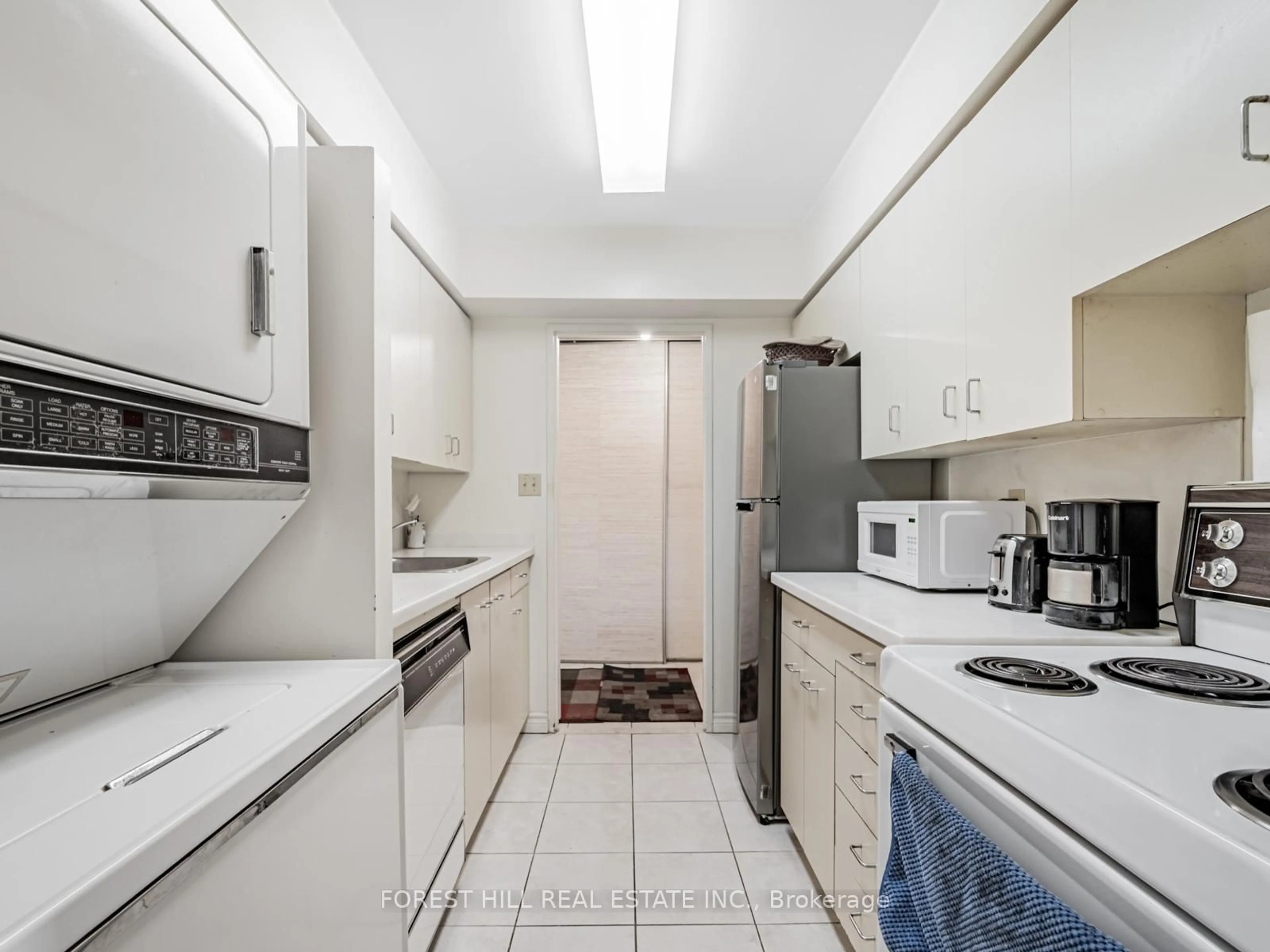 Standard kitchen, ceramic/tile floor for 50 Quebec Ave #703, Toronto Ontario M6P 4B4