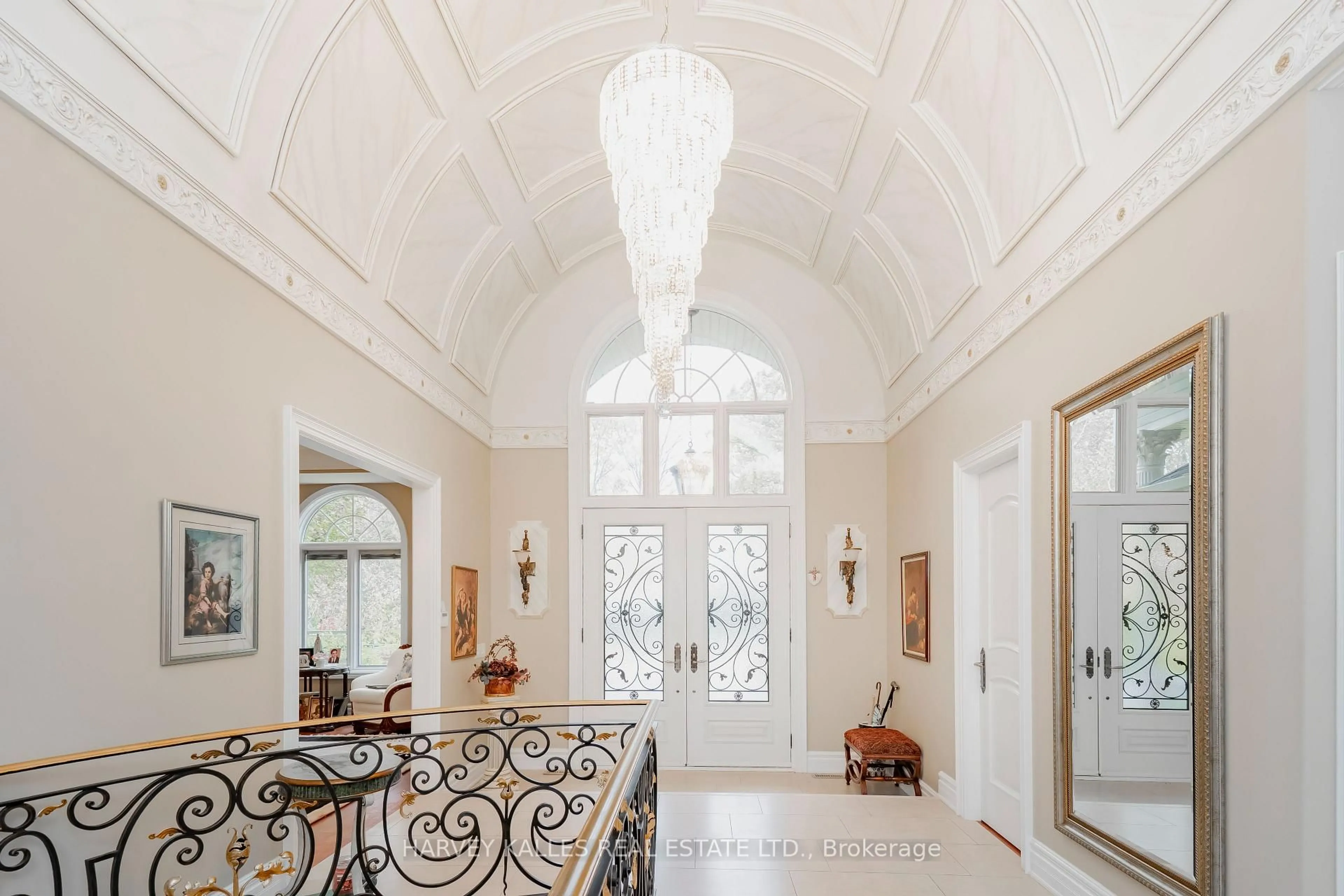 Indoor foyer for 2370 Hammond Rd, Mississauga Ontario L5K 1T2