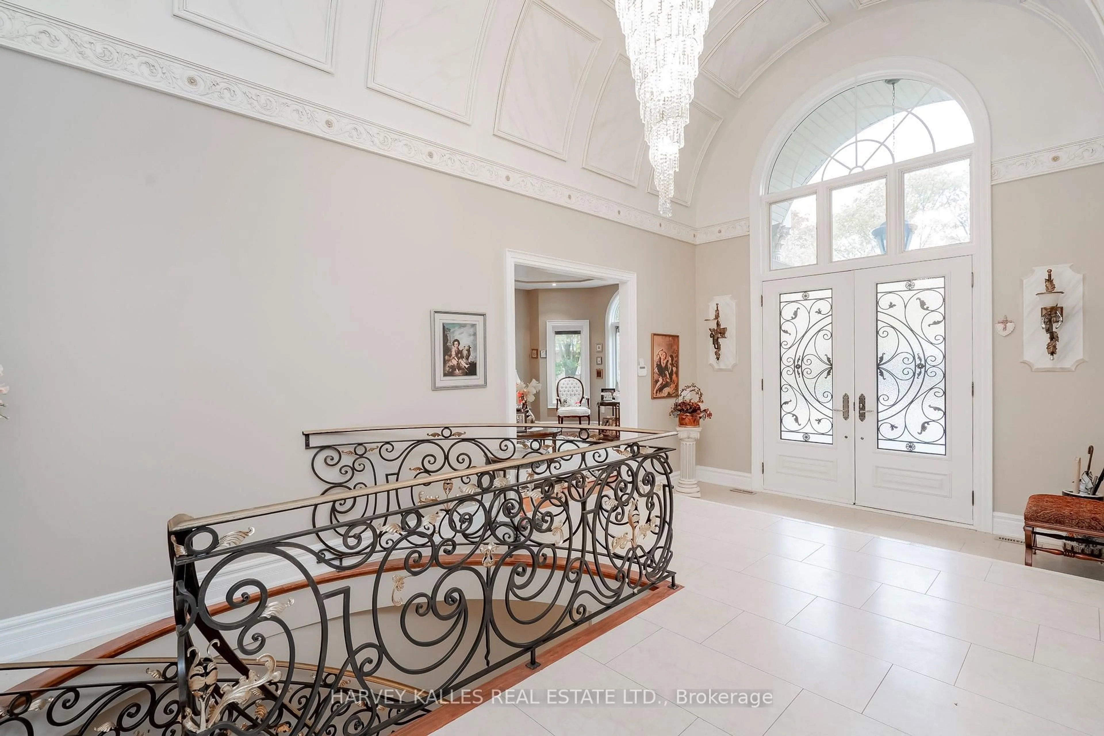 Indoor foyer for 2370 Hammond Rd, Mississauga Ontario L5K 1T2