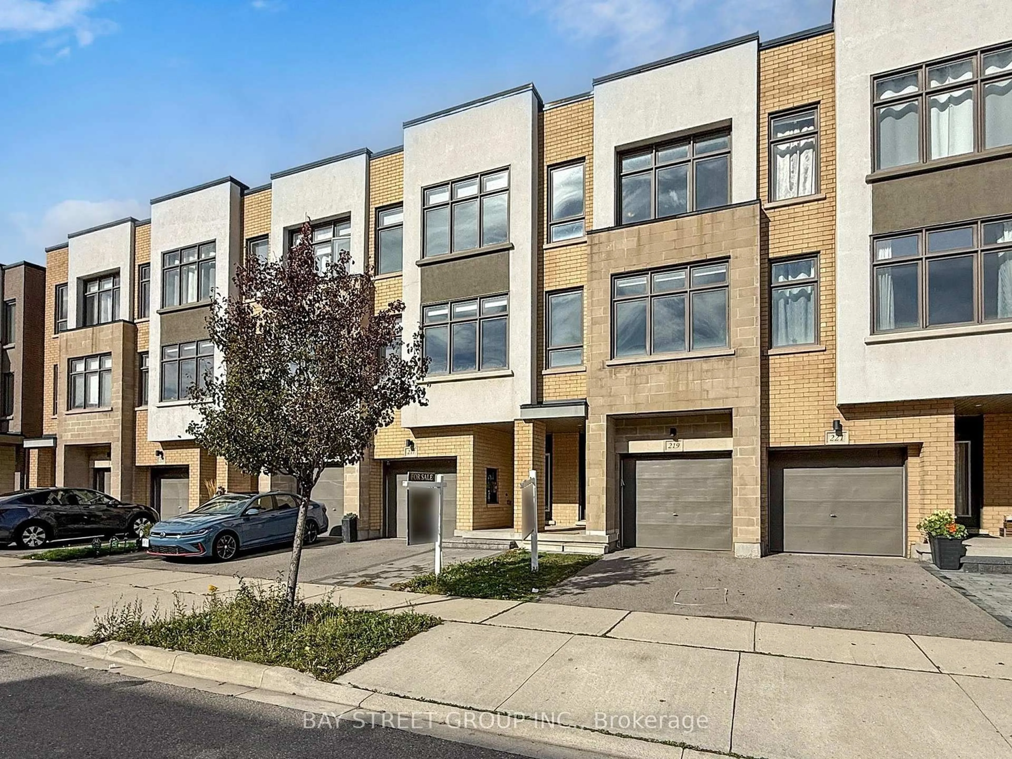 A pic from outside/outdoor area/front of a property/back of a property/a pic from drone, street for 219 Huguenot Rd, Oakville Ontario L6H 7C3