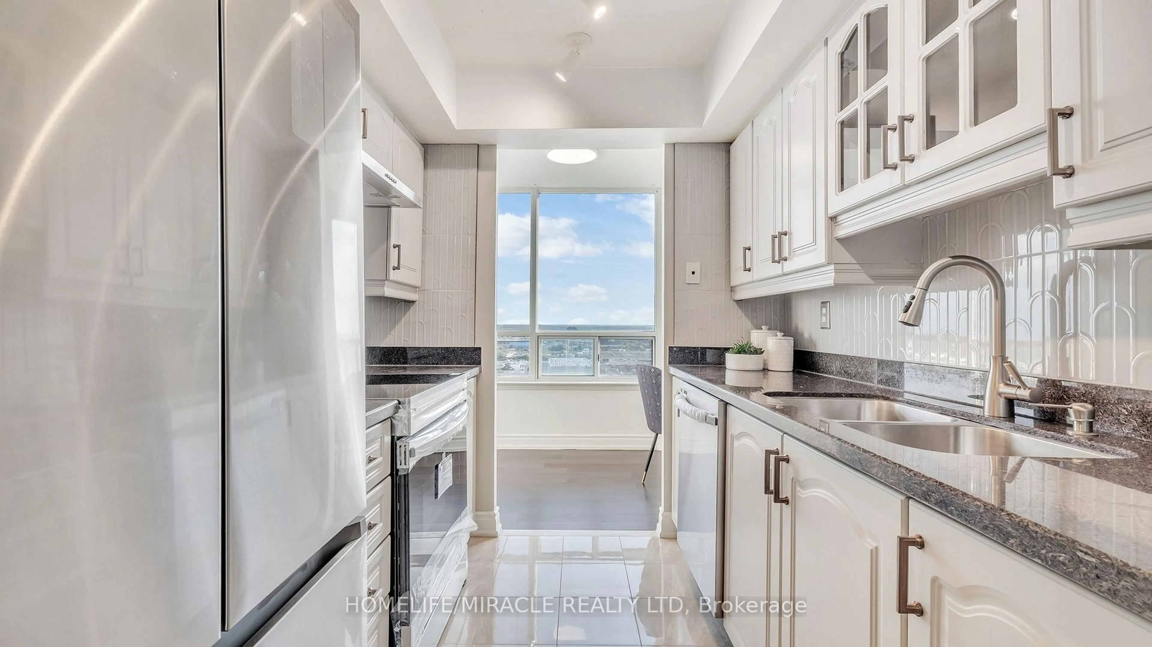 Standard kitchen, unknown for 550 Webb Dr #2009, Mississauga Ontario L5B 3Y4