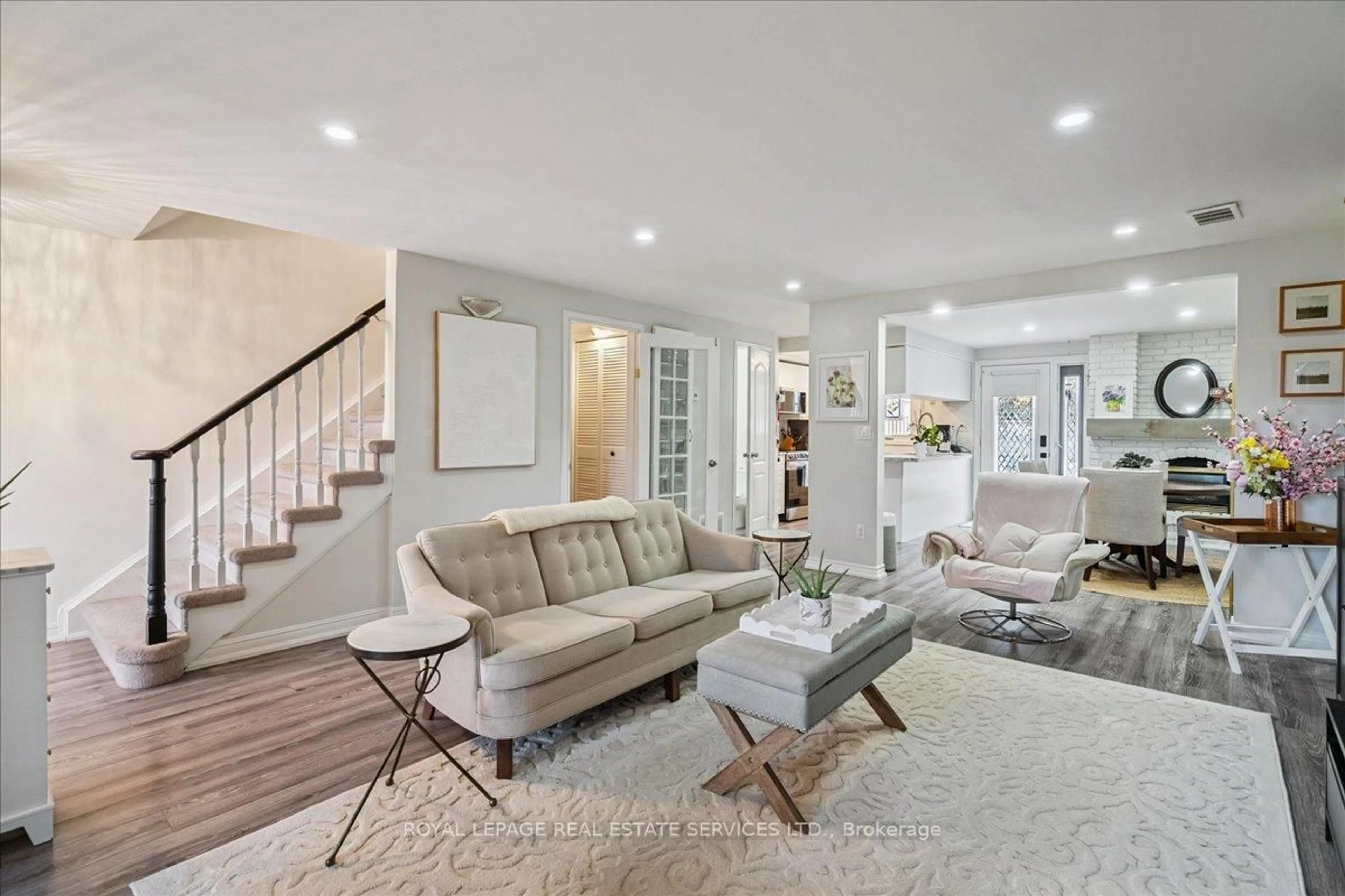 Living room with furniture, unknown for 2070 Brant St #4, Burlington Ontario L7P 3A6