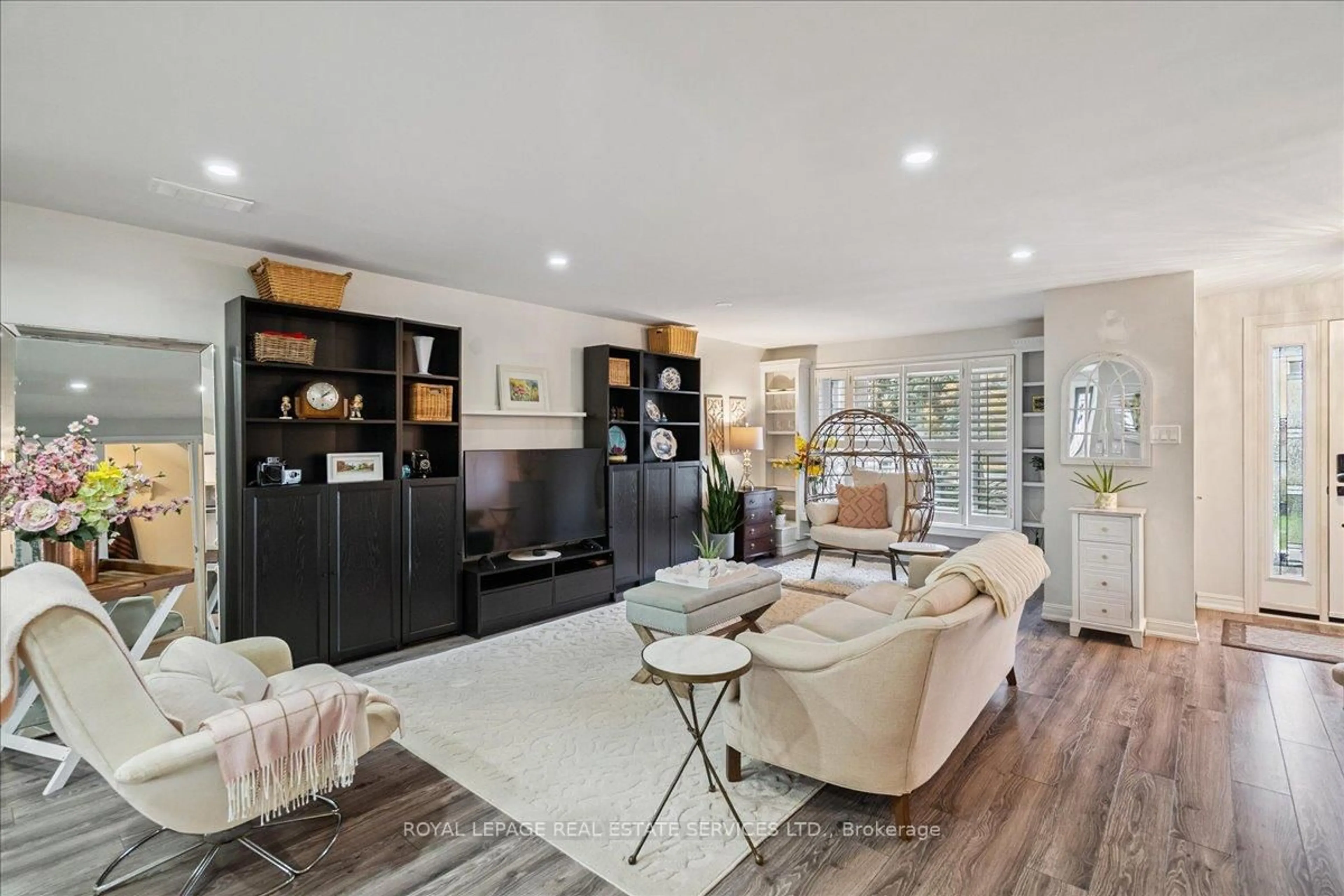 Living room with furniture, unknown for 2070 Brant St #4, Burlington Ontario L7P 3A6