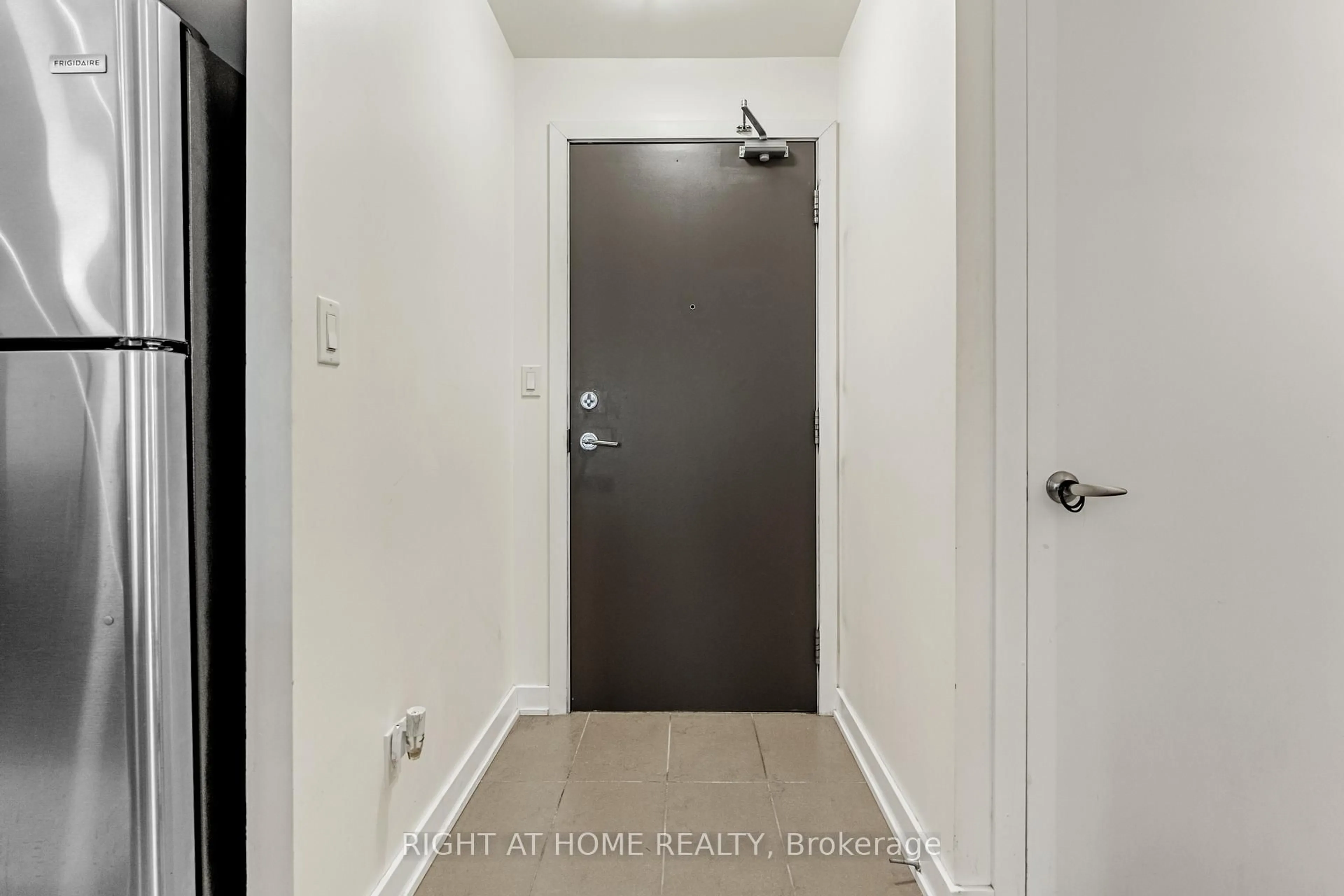 Indoor entryway for 4065 Brickstone Mews #3107, Mississauga Ontario L5B 0G3