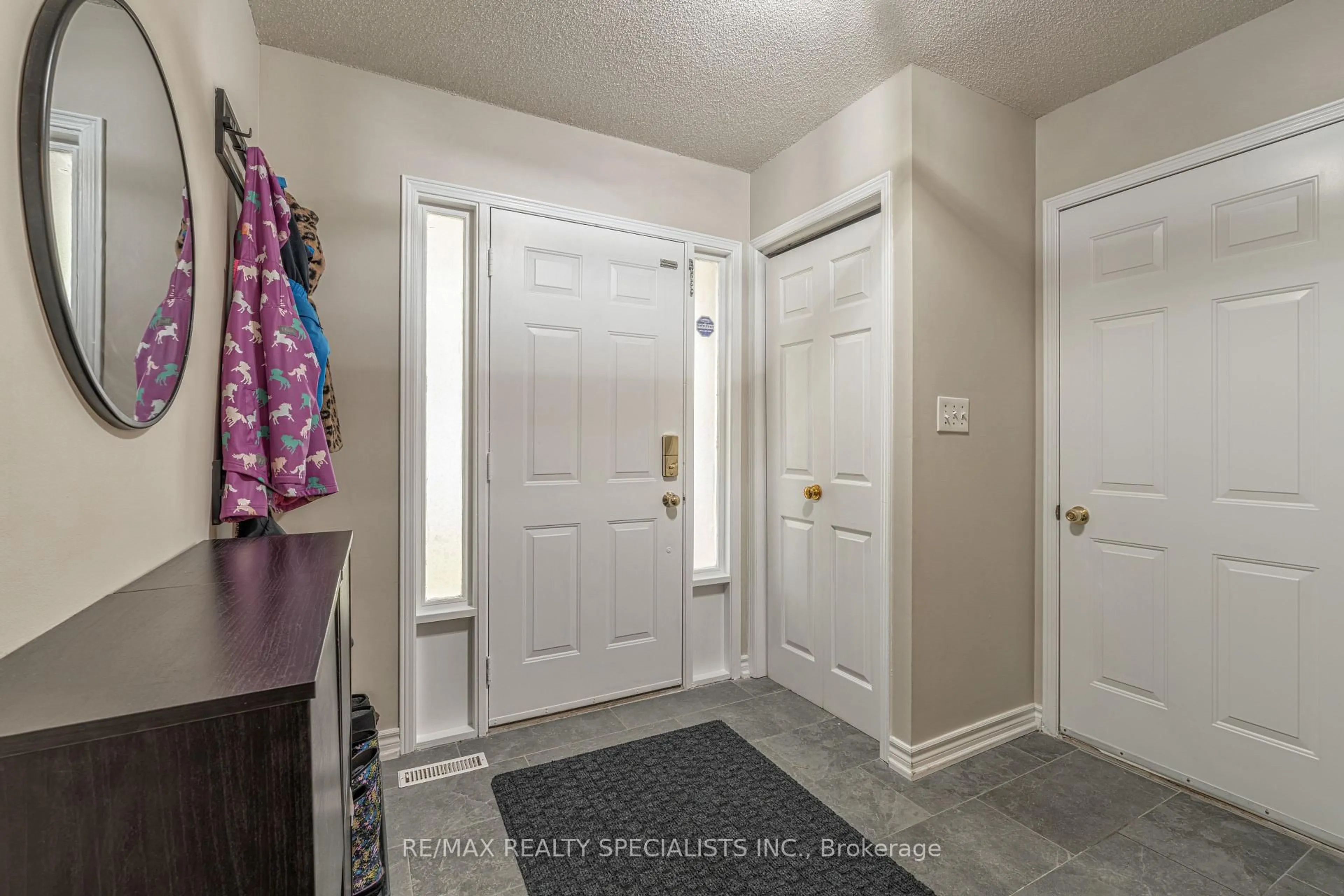 Indoor entryway for 2230 Walkers Line #13, Burlington Ontario L7M 3Y8