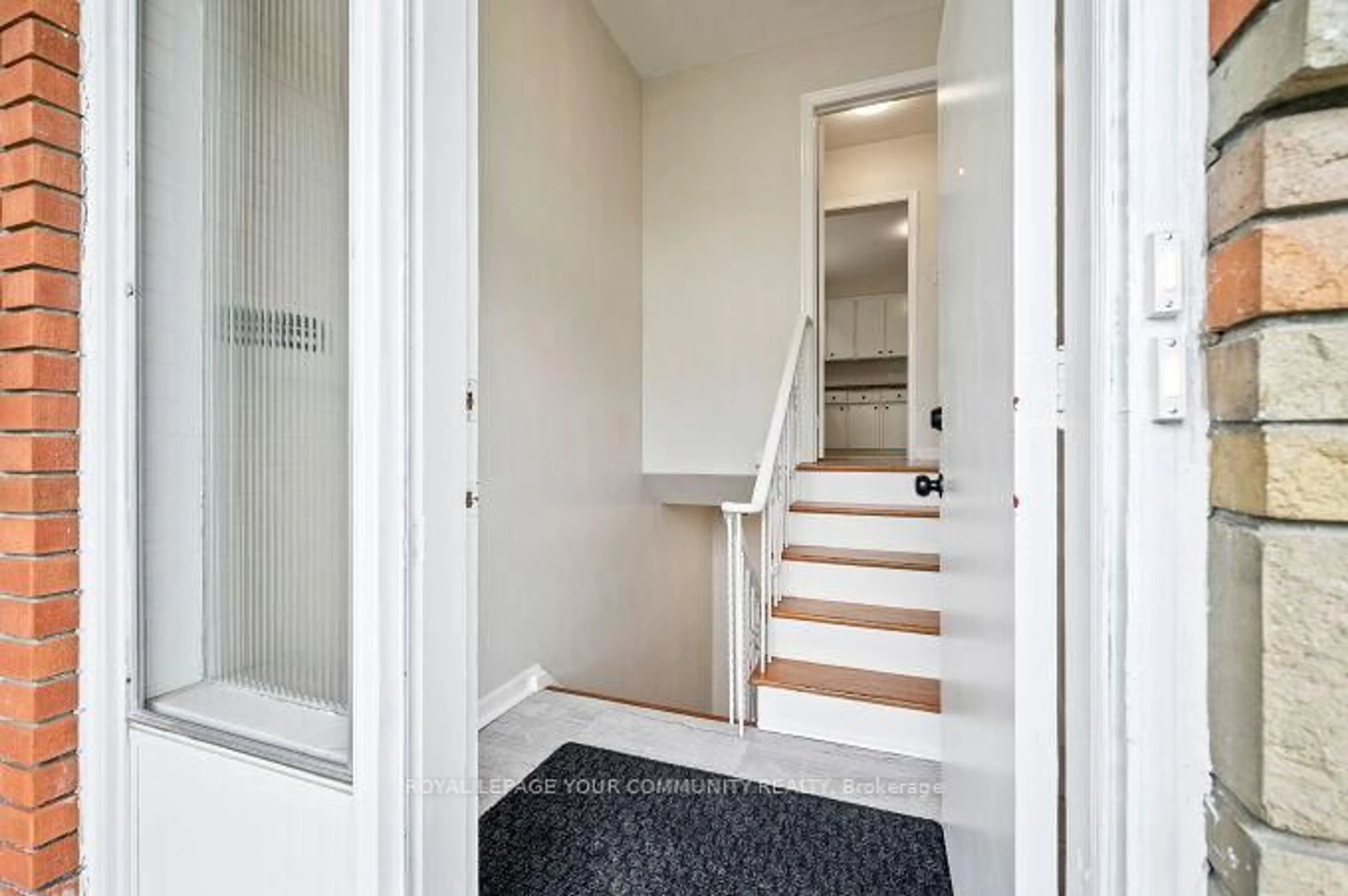 Indoor entryway for 4 Windsor Rd, Toronto Ontario M9R 3E9