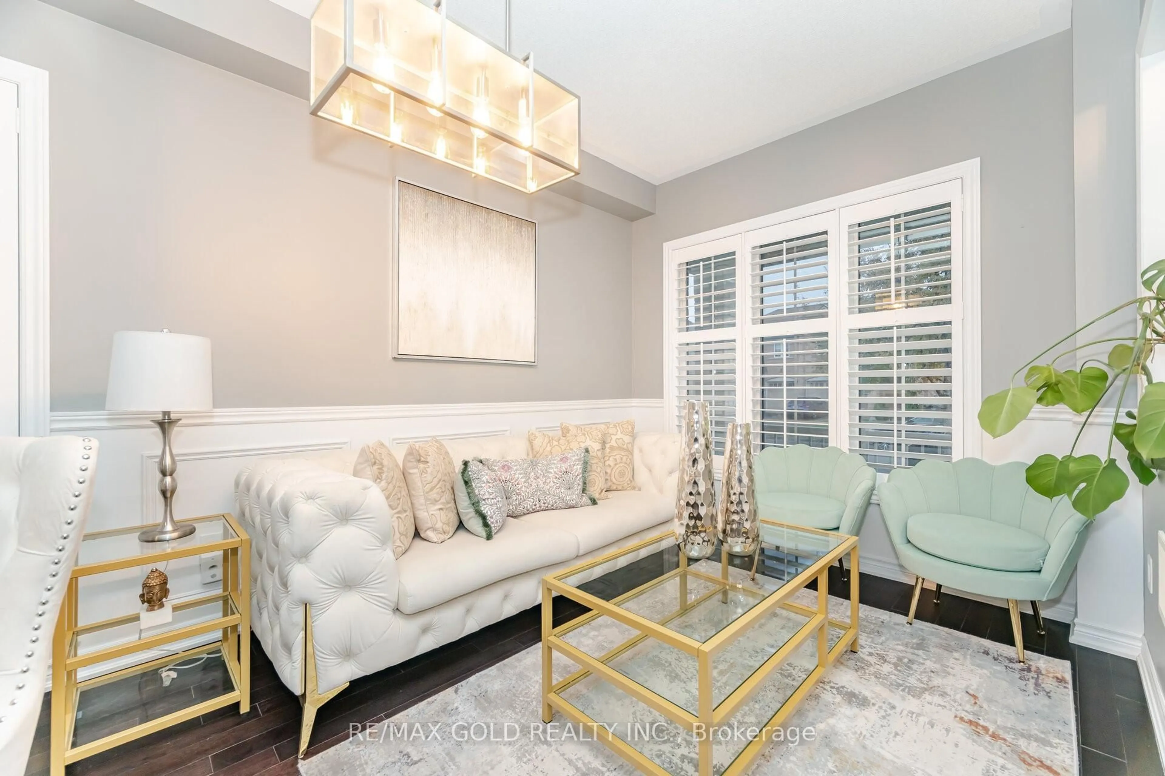 Living room with furniture, unknown for 32 Daden Oaks Dr, Brampton Ontario L6P 3R8