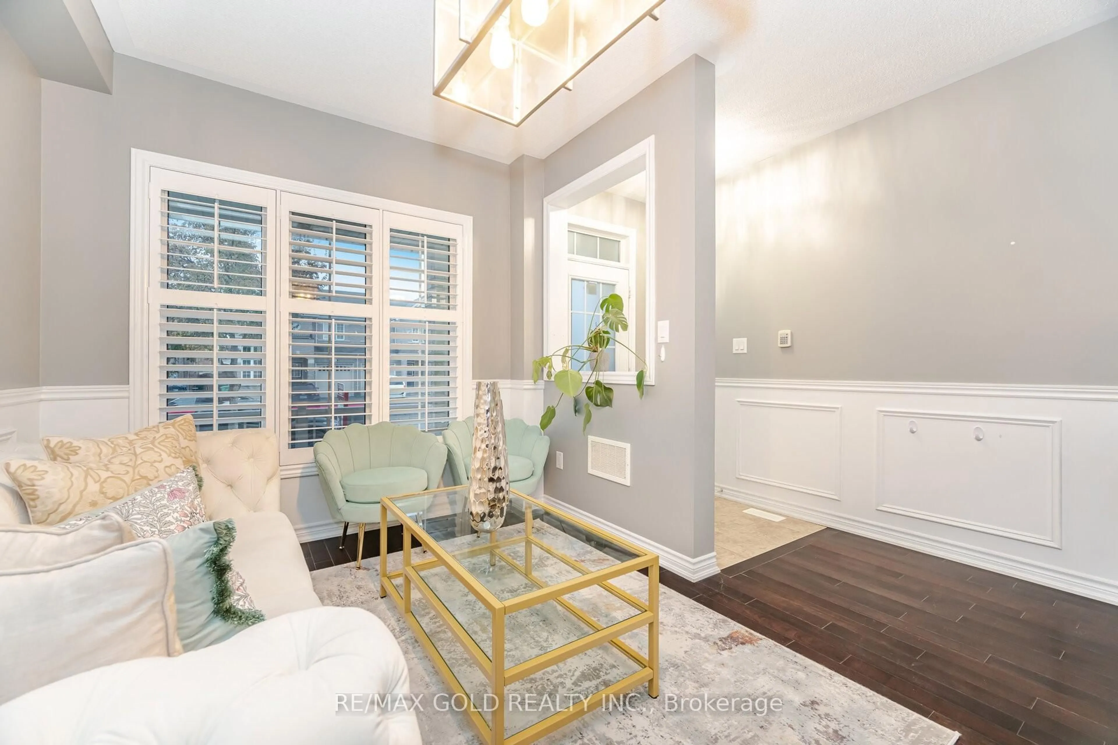 Living room with furniture, wood/laminate floor for 32 Daden Oaks Dr, Brampton Ontario L6P 3R8