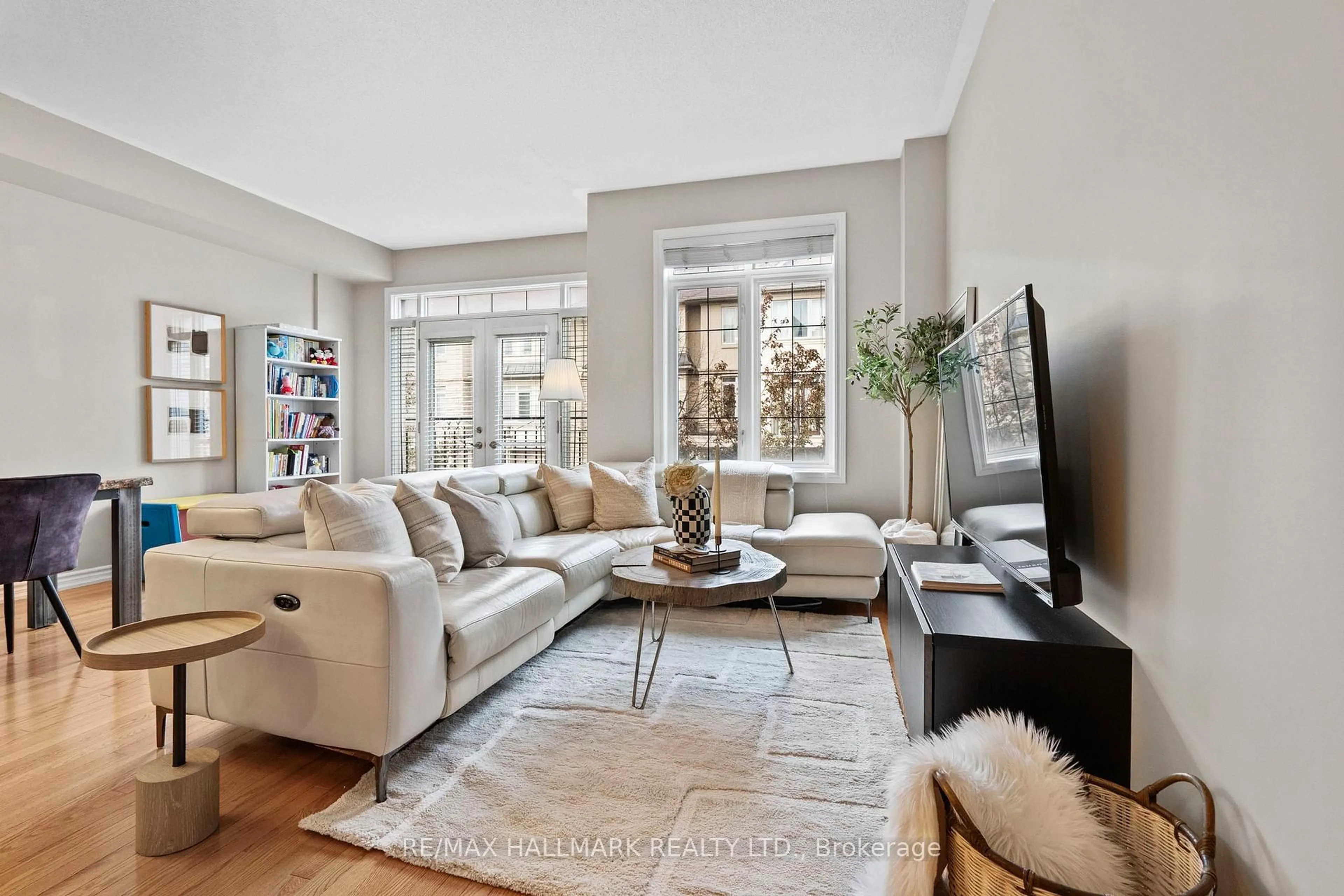 Living room with furniture, unknown for 3038 Haines Rd #24, Mississauga Ontario L4Y 0C8