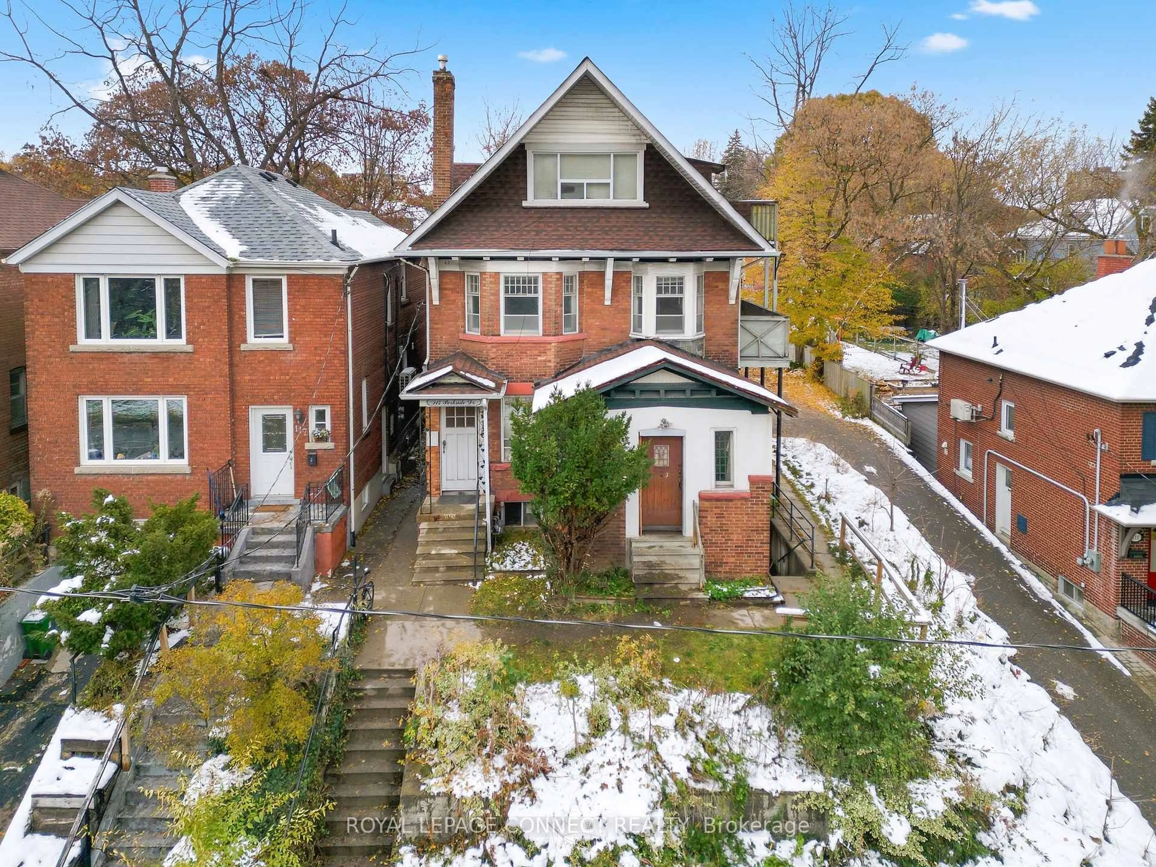 A pic from outside/outdoor area/front of a property/back of a property/a pic from drone, street for 115 Parkside Dr, Toronto Ontario M6R 2Y8