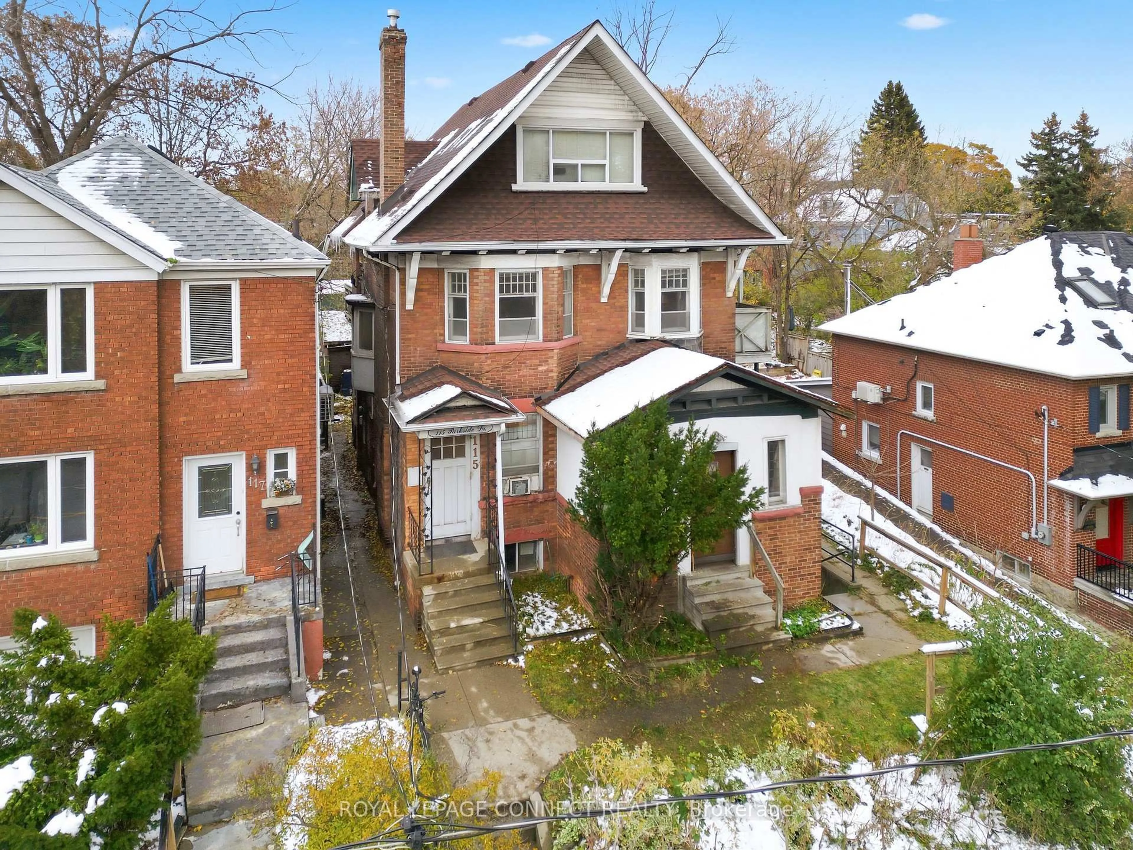 A pic from outside/outdoor area/front of a property/back of a property/a pic from drone, street for 115 Parkside Dr, Toronto Ontario M6R 2Y8