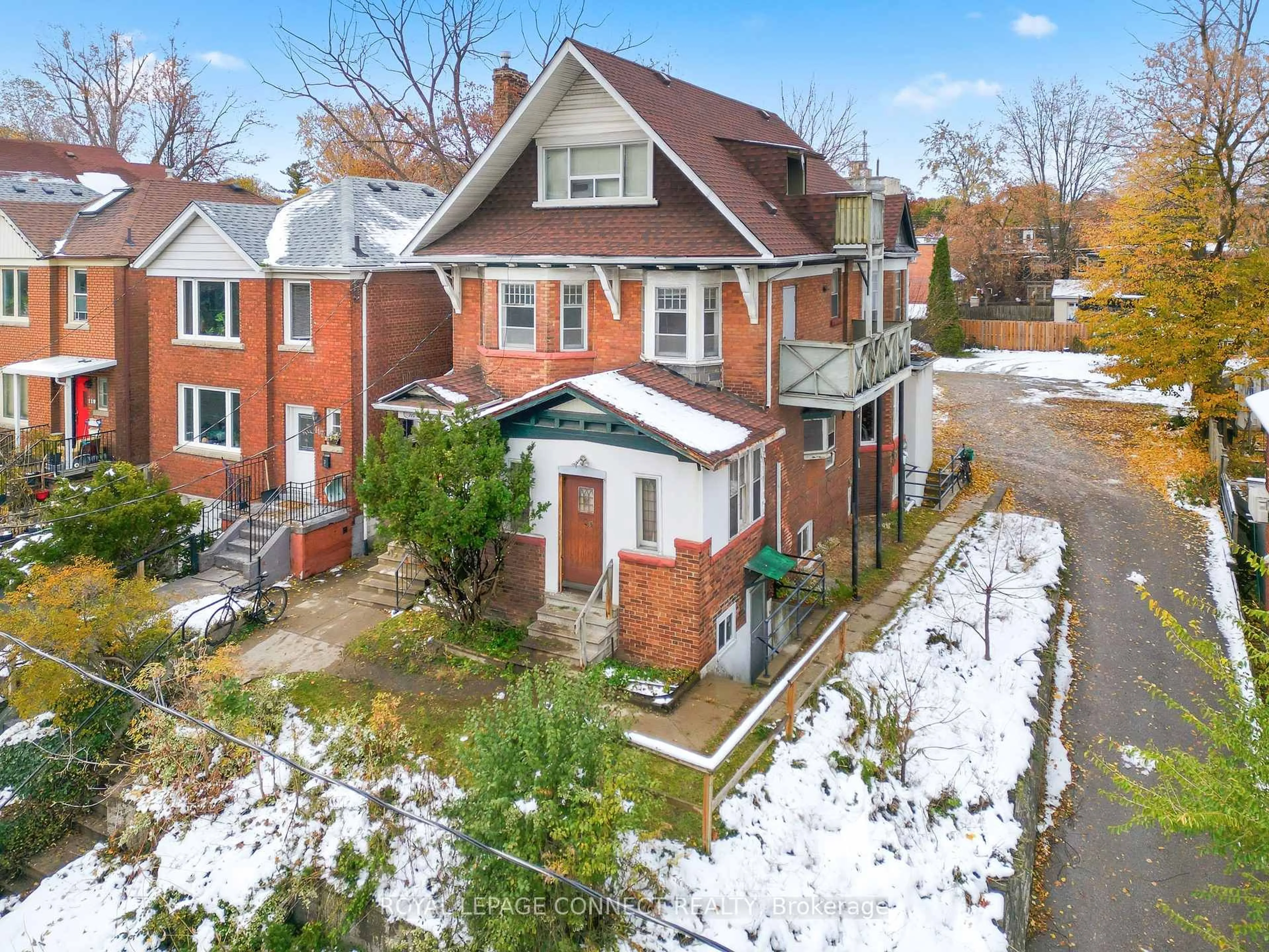 A pic from outside/outdoor area/front of a property/back of a property/a pic from drone, street for 115 Parkside Dr, Toronto Ontario M6R 2Y8