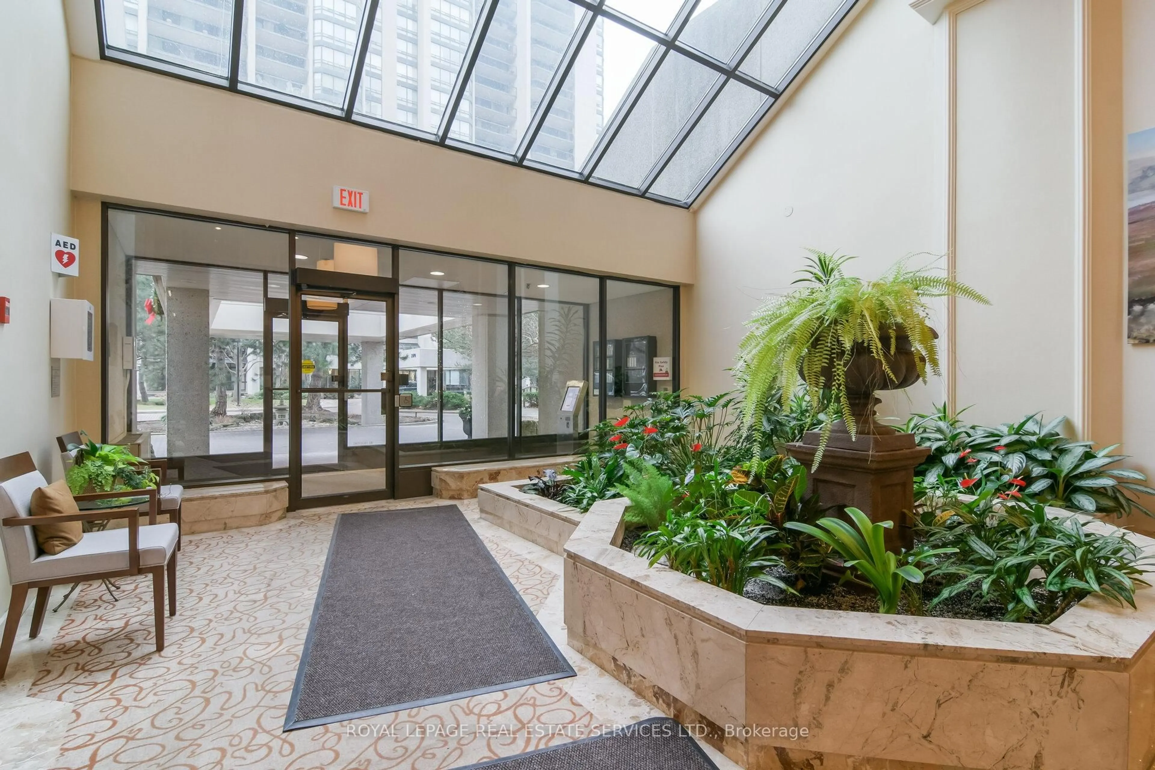 Indoor foyer for 2180 Marine Dr #306, Oakville Ontario L6L 5V2