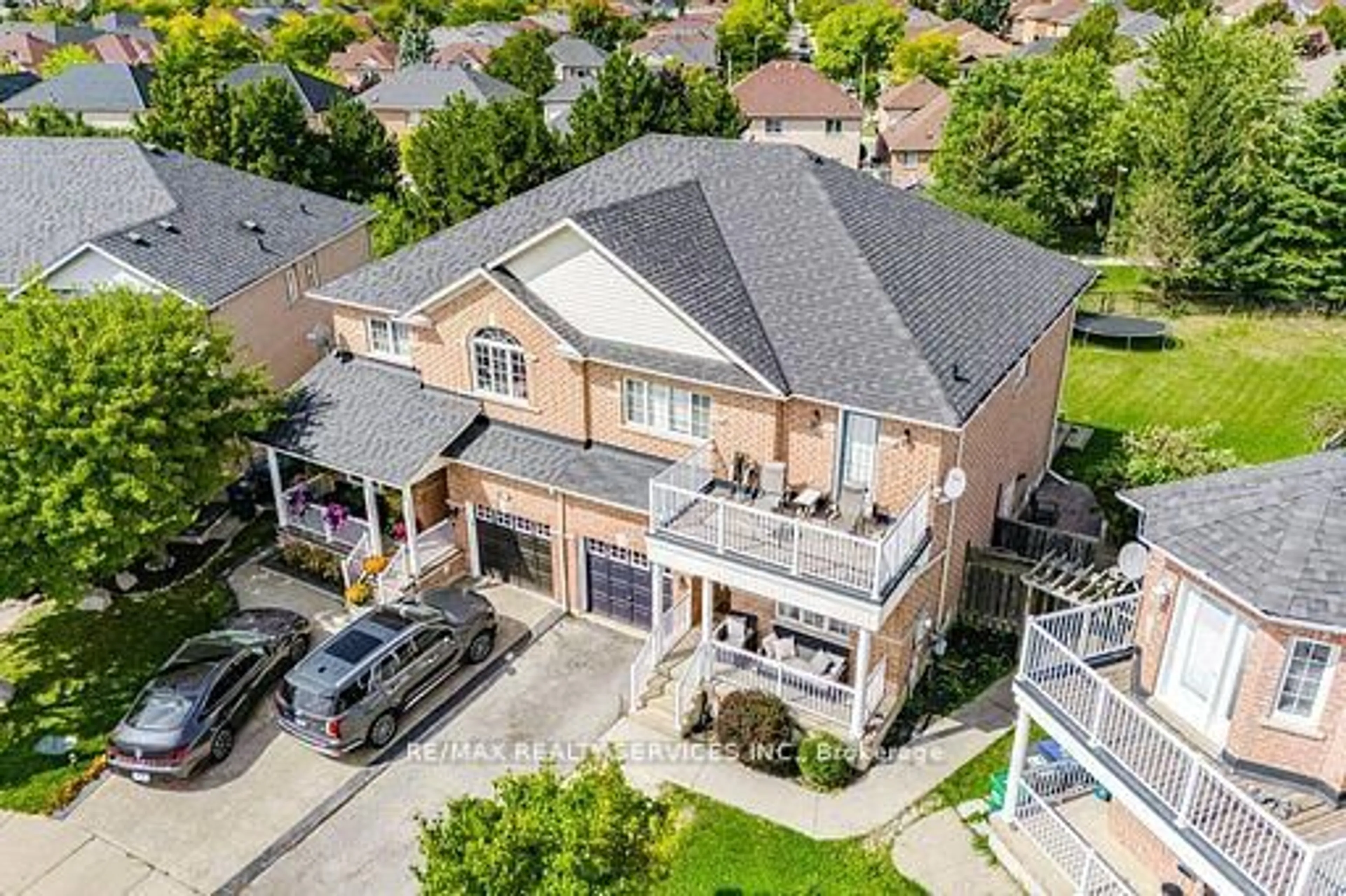 A pic from outside/outdoor area/front of a property/back of a property/a pic from drone, street for 130 Dells Cres, Brampton Ontario L7A 2X1