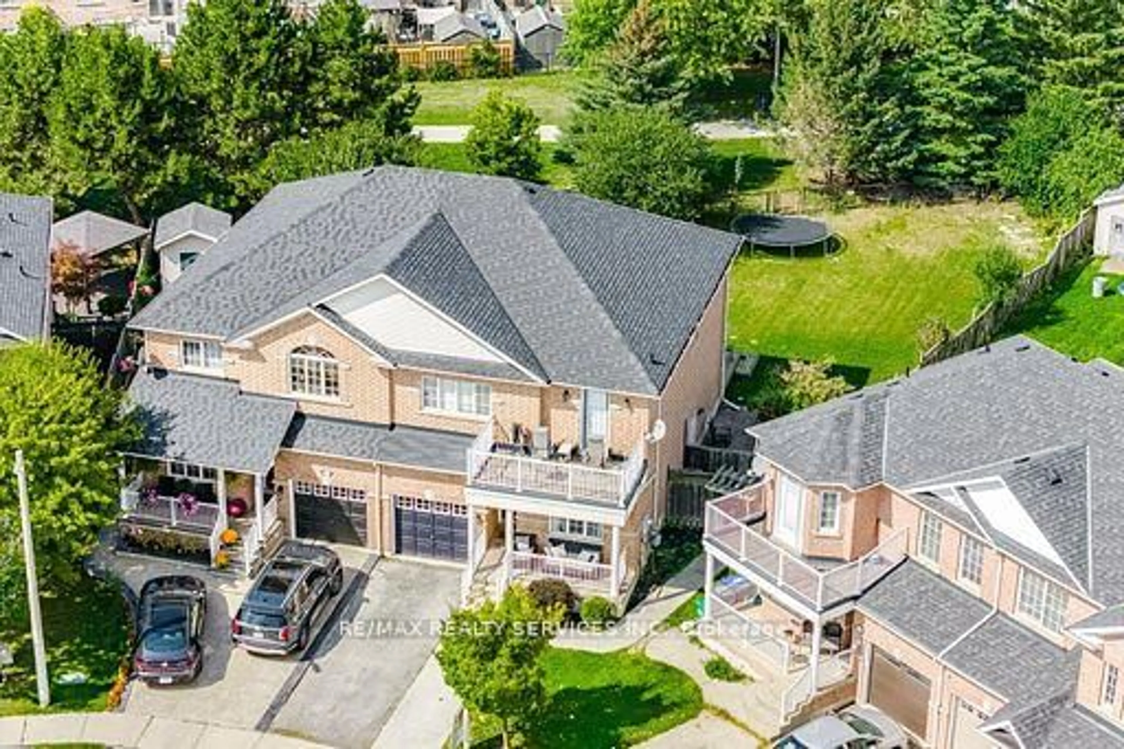 A pic from outside/outdoor area/front of a property/back of a property/a pic from drone, street for 130 Dells Cres, Brampton Ontario L7A 2X1
