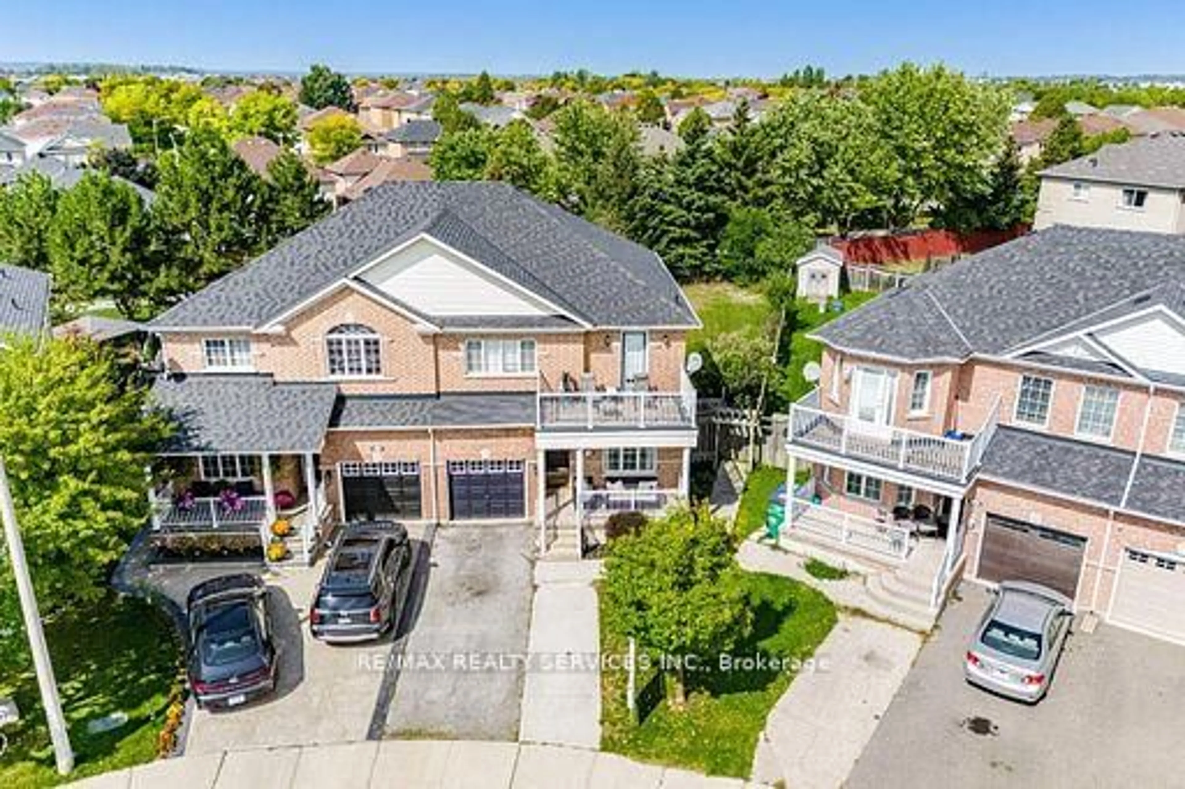A pic from outside/outdoor area/front of a property/back of a property/a pic from drone, street for 130 Dells Cres, Brampton Ontario L7A 2X1