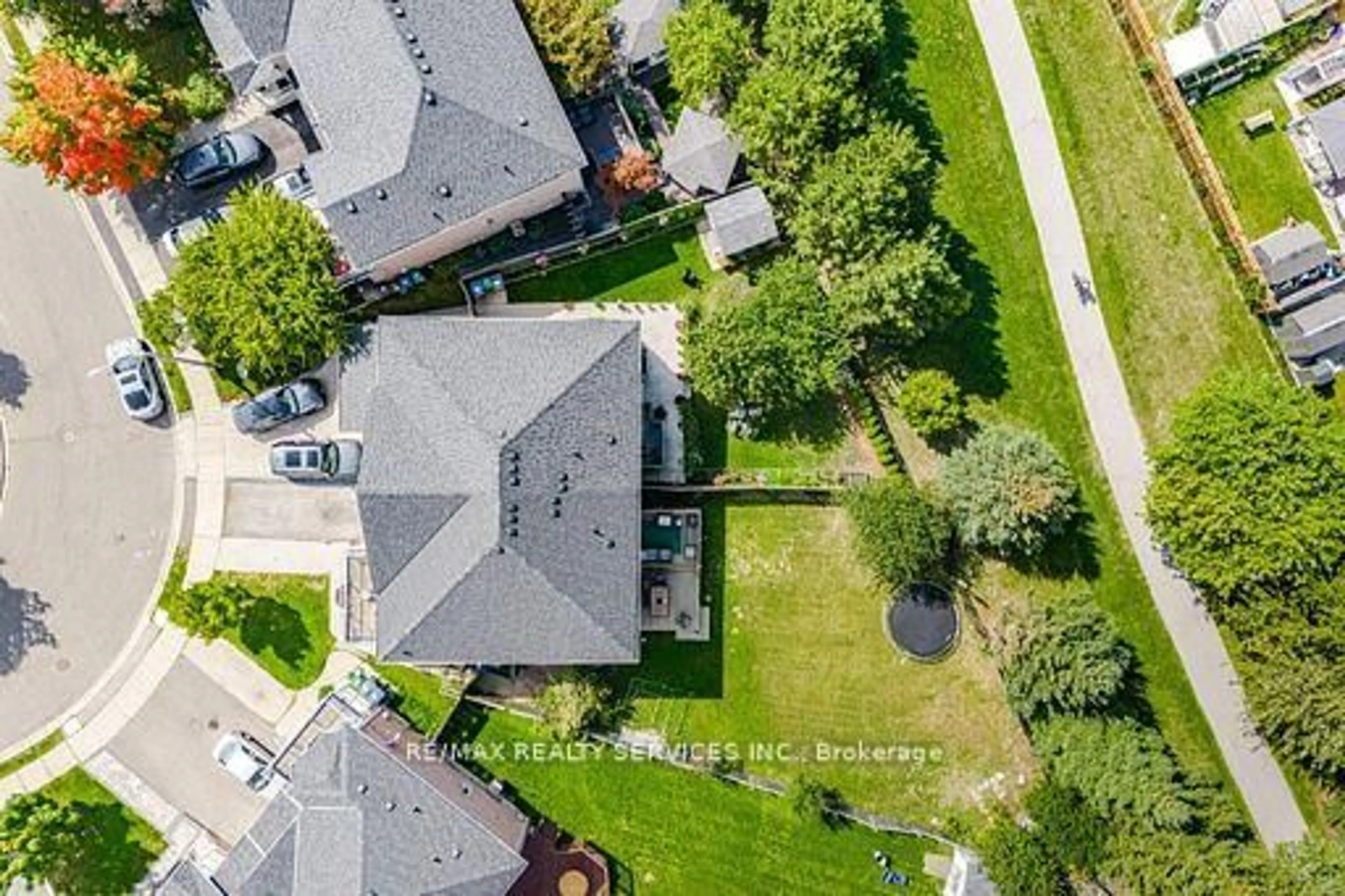 A pic from outside/outdoor area/front of a property/back of a property/a pic from drone, street for 130 Dells Cres, Brampton Ontario L7A 2X1