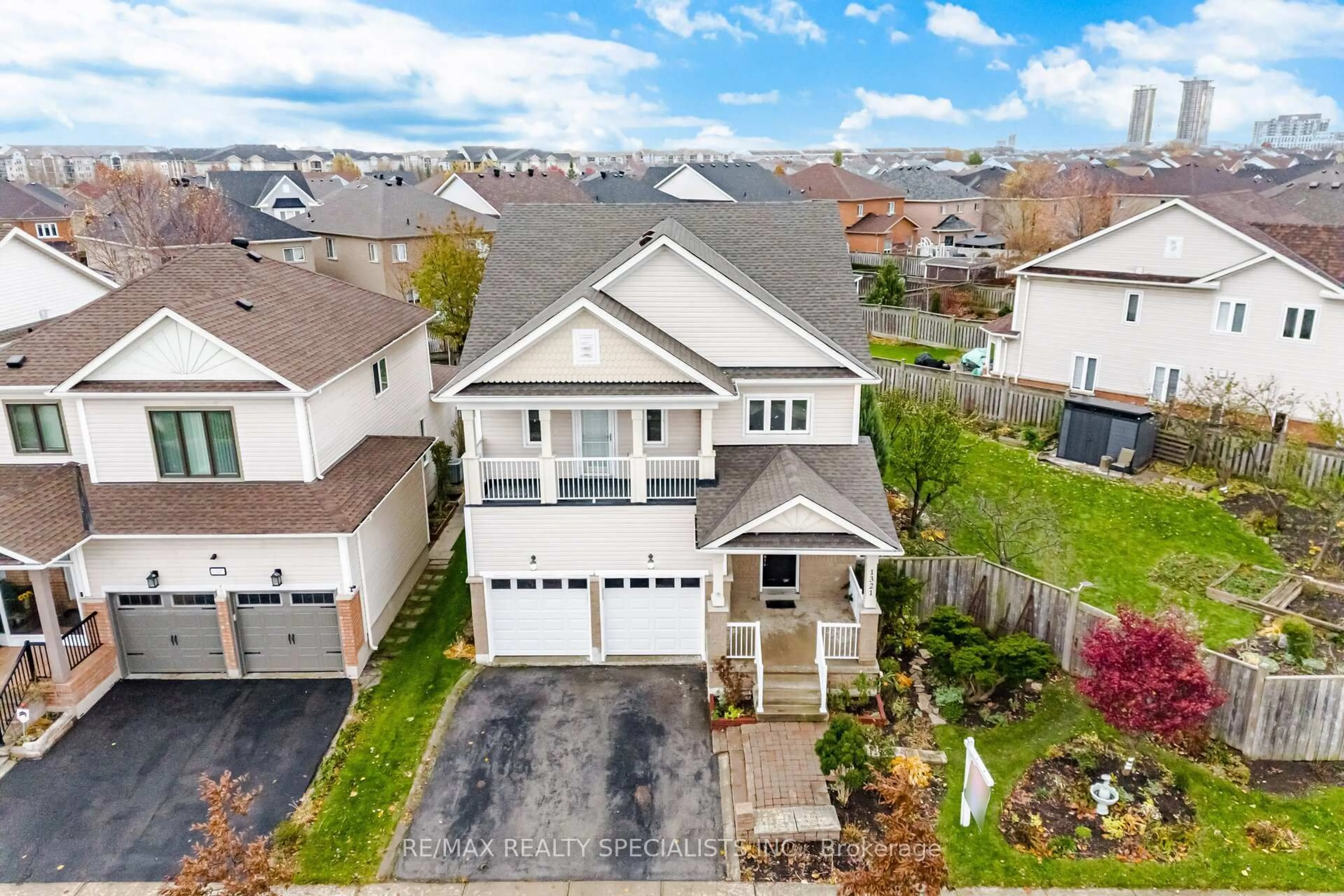 A pic from outside/outdoor area/front of a property/back of a property/a pic from drone, street for 1321 Roper Dr, Milton Ontario L9T 6E4
