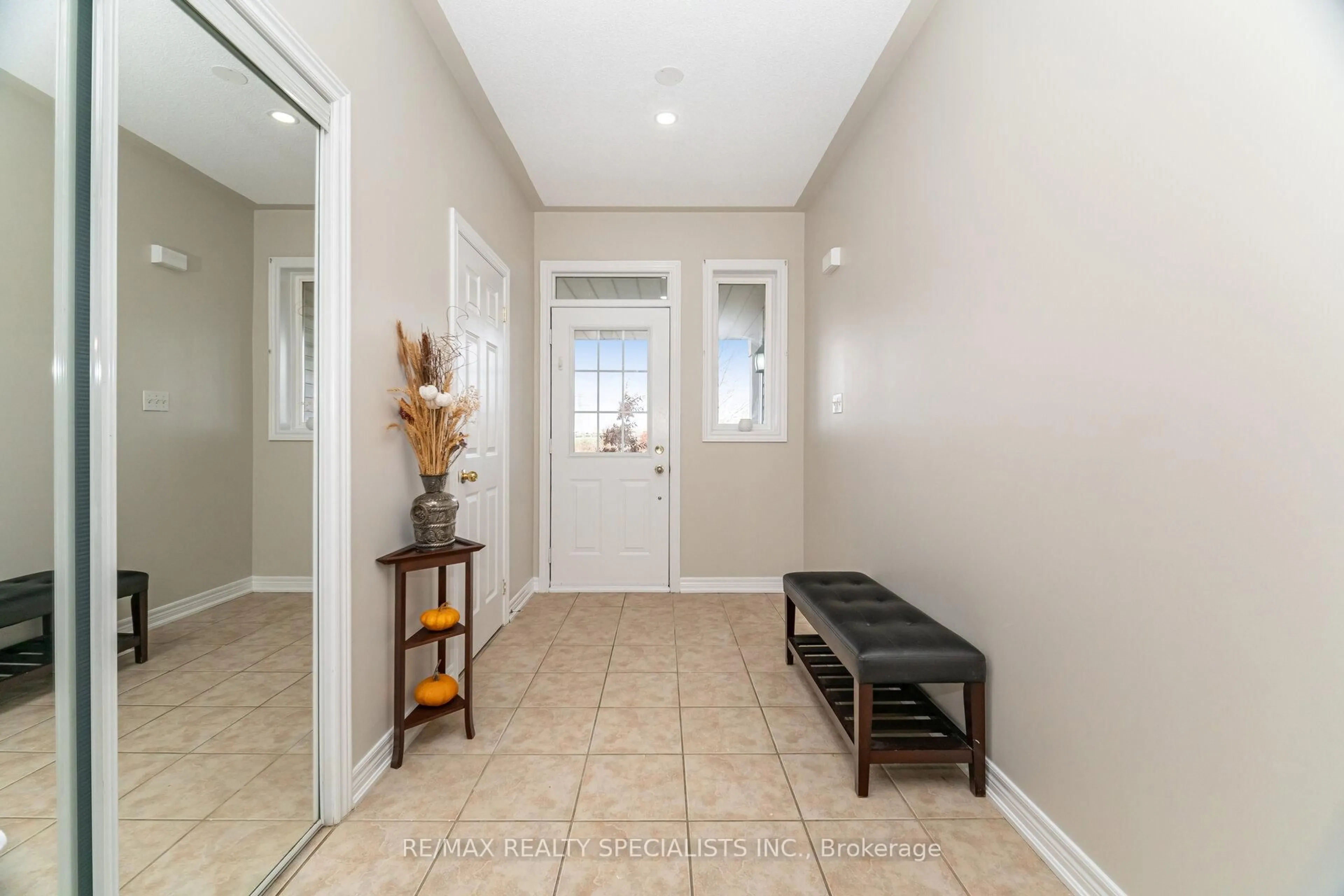 Indoor entryway for 1321 Roper Dr, Milton Ontario L9T 6E4