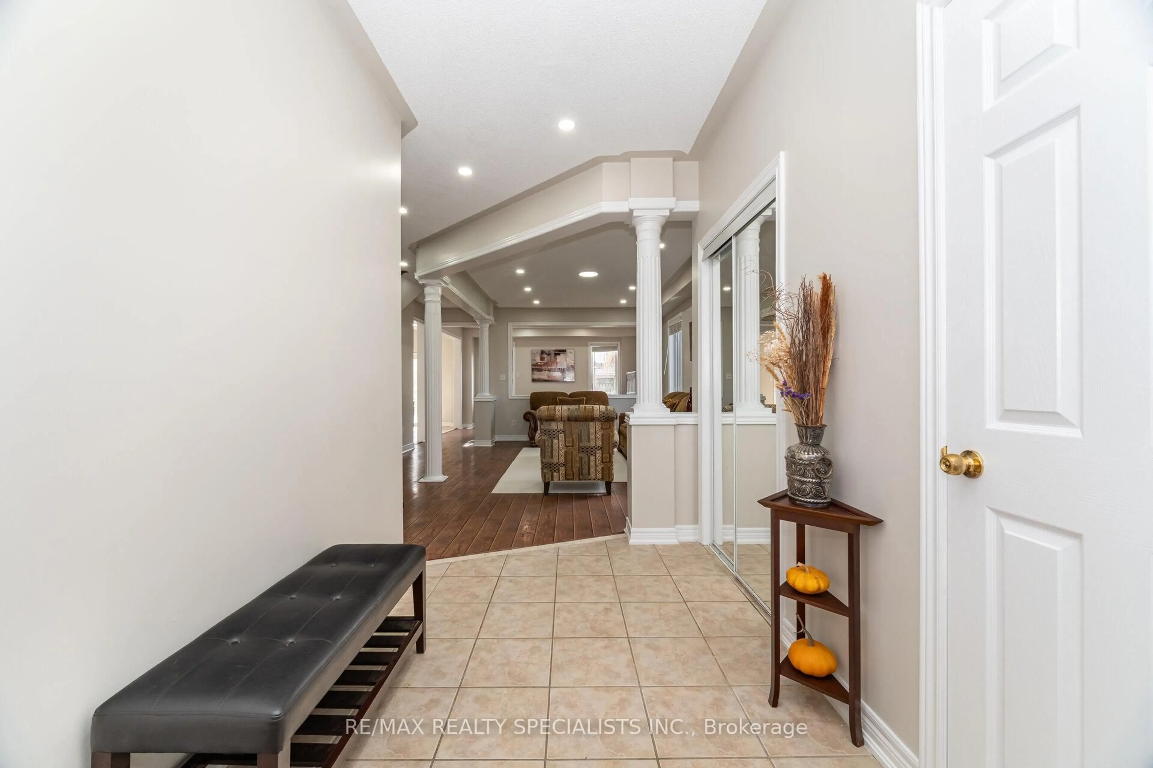 Indoor entryway for 1321 Roper Dr, Milton Ontario L9T 6E4
