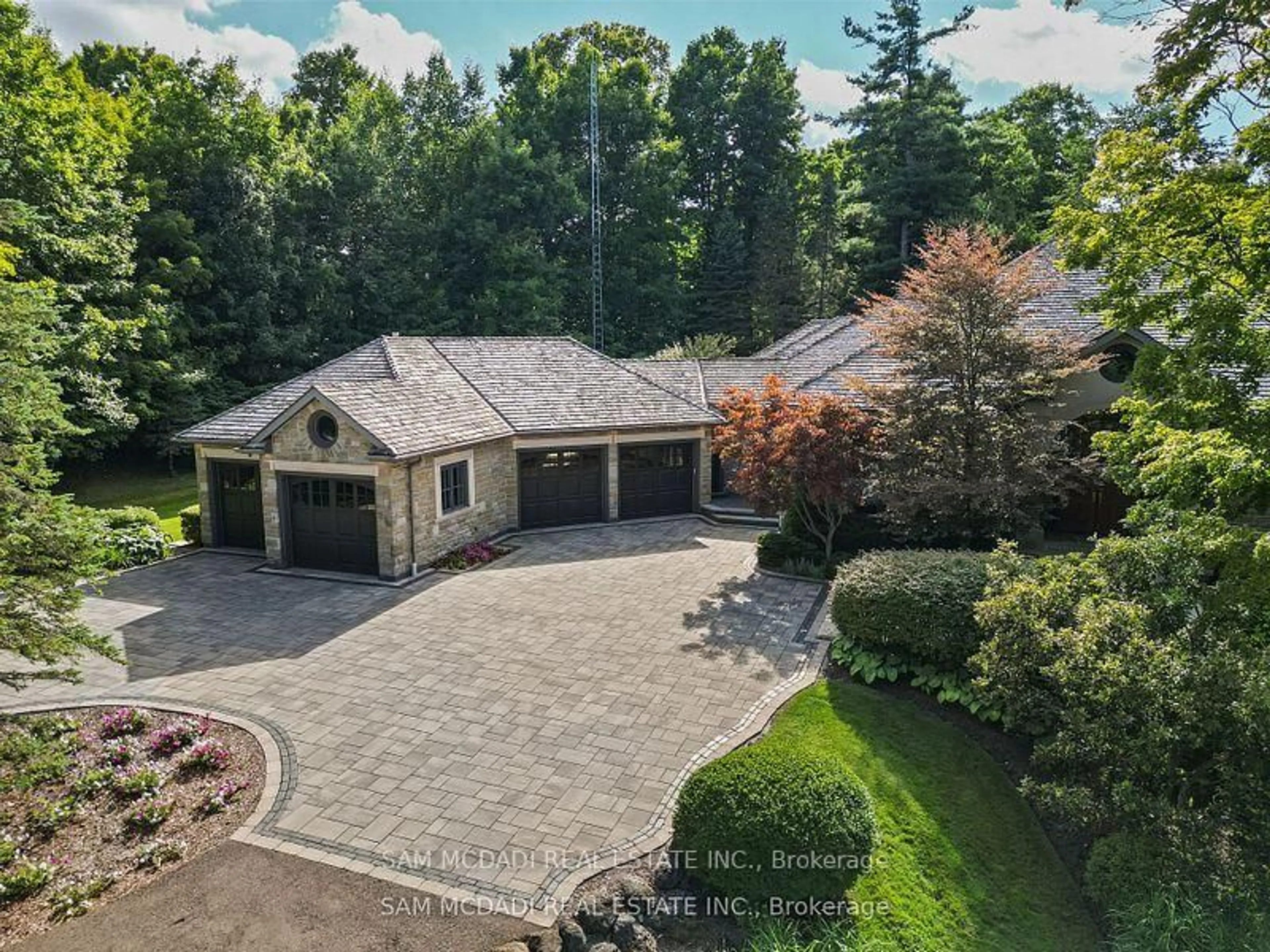 A pic from outside/outdoor area/front of a property/back of a property/a pic from drone, unknown for 10140 Pineview Tr, Milton Ontario L0P 1B0