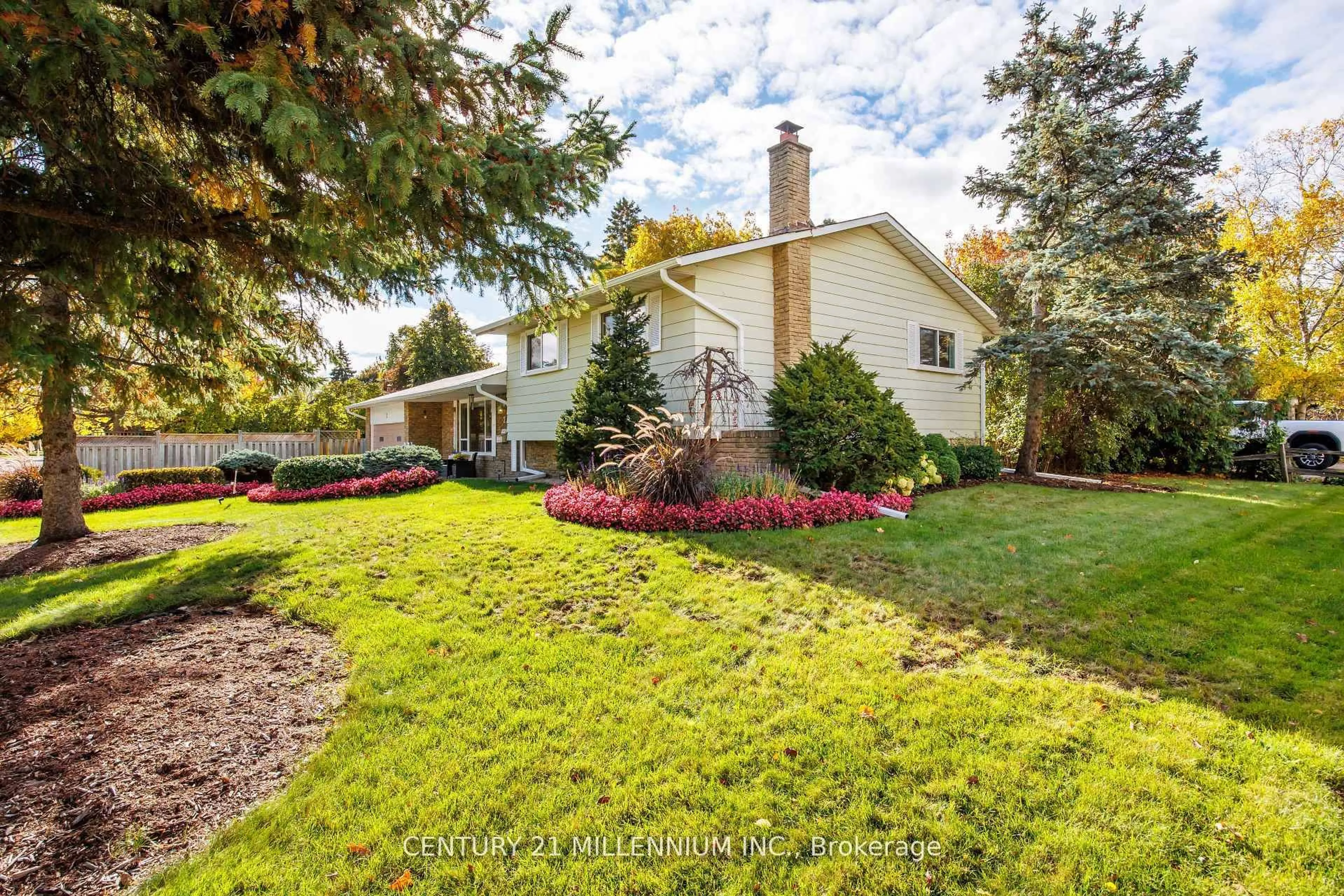 A pic from outside/outdoor area/front of a property/back of a property/a pic from drone, street for 2 Pine Cliff Dr, Mississauga Ontario L5N 1E1