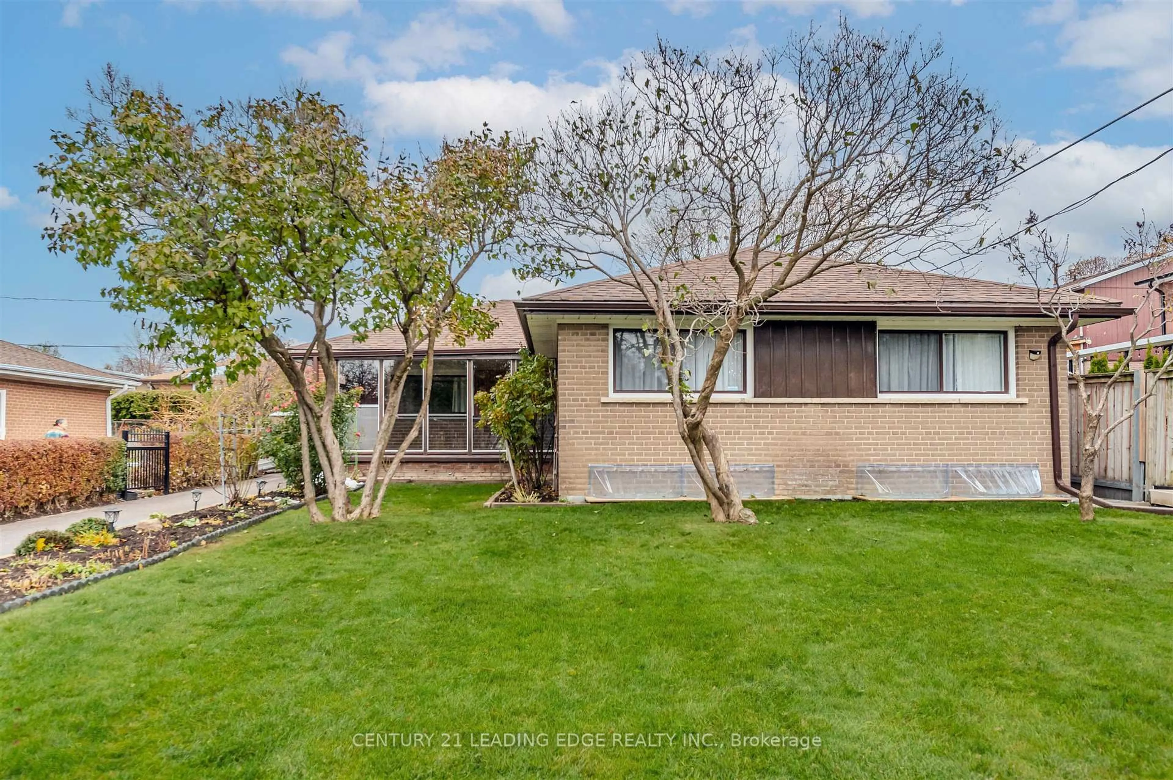 A pic from outside/outdoor area/front of a property/back of a property/a pic from drone, street for 41 Stanley Crt, Brampton Ontario L6Y 2B1