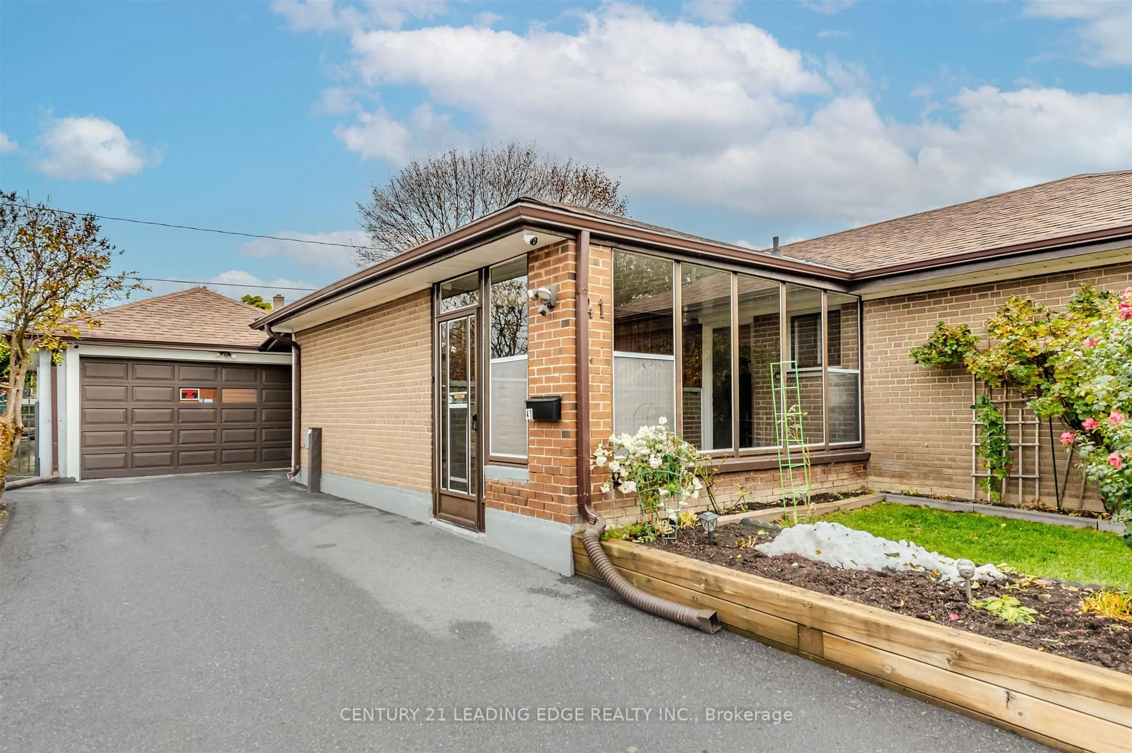 Home with brick exterior material, street for 41 Stanley Crt, Brampton Ontario L6Y 2B1