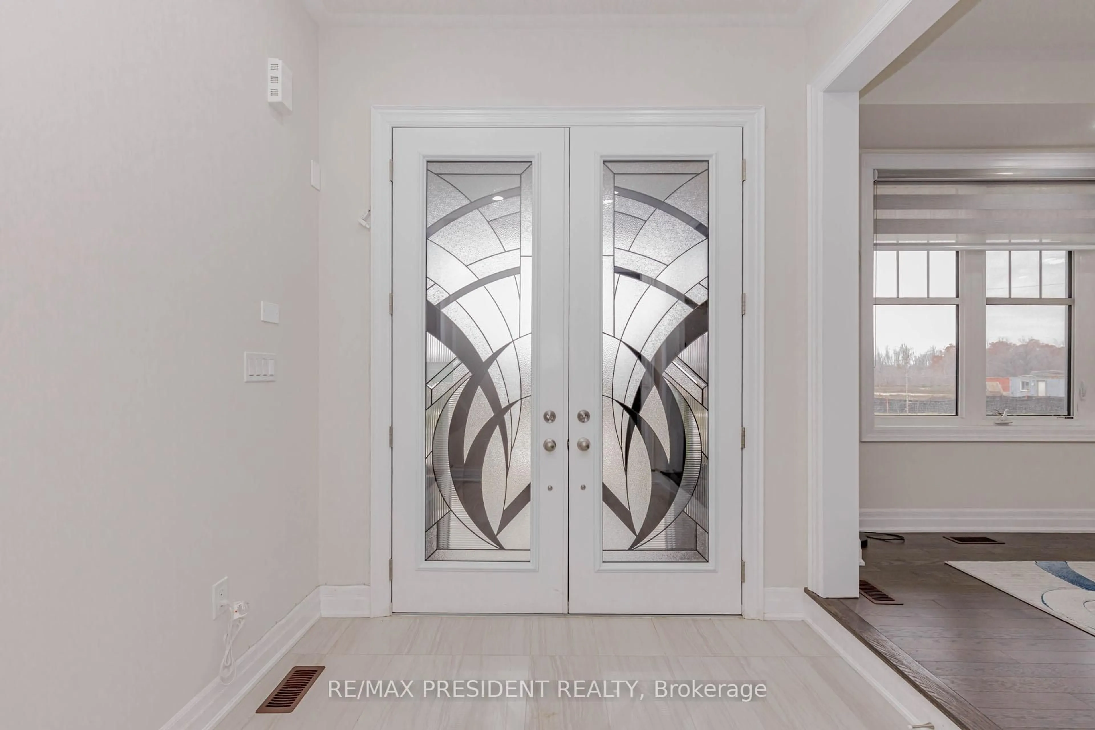 Indoor entryway for 2 Vincena Rd, Caledon Ontario L7C 4M5