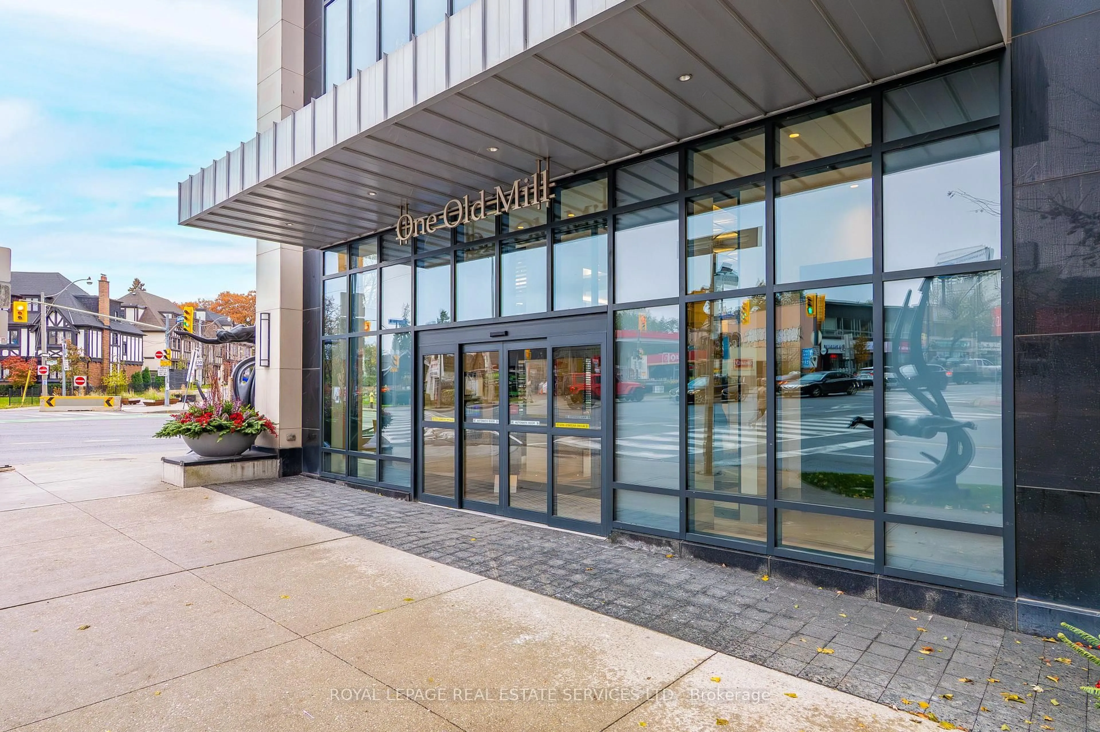 Indoor foyer for 1 Old Mill Dr #308, Toronto Ontario M6S 0A1