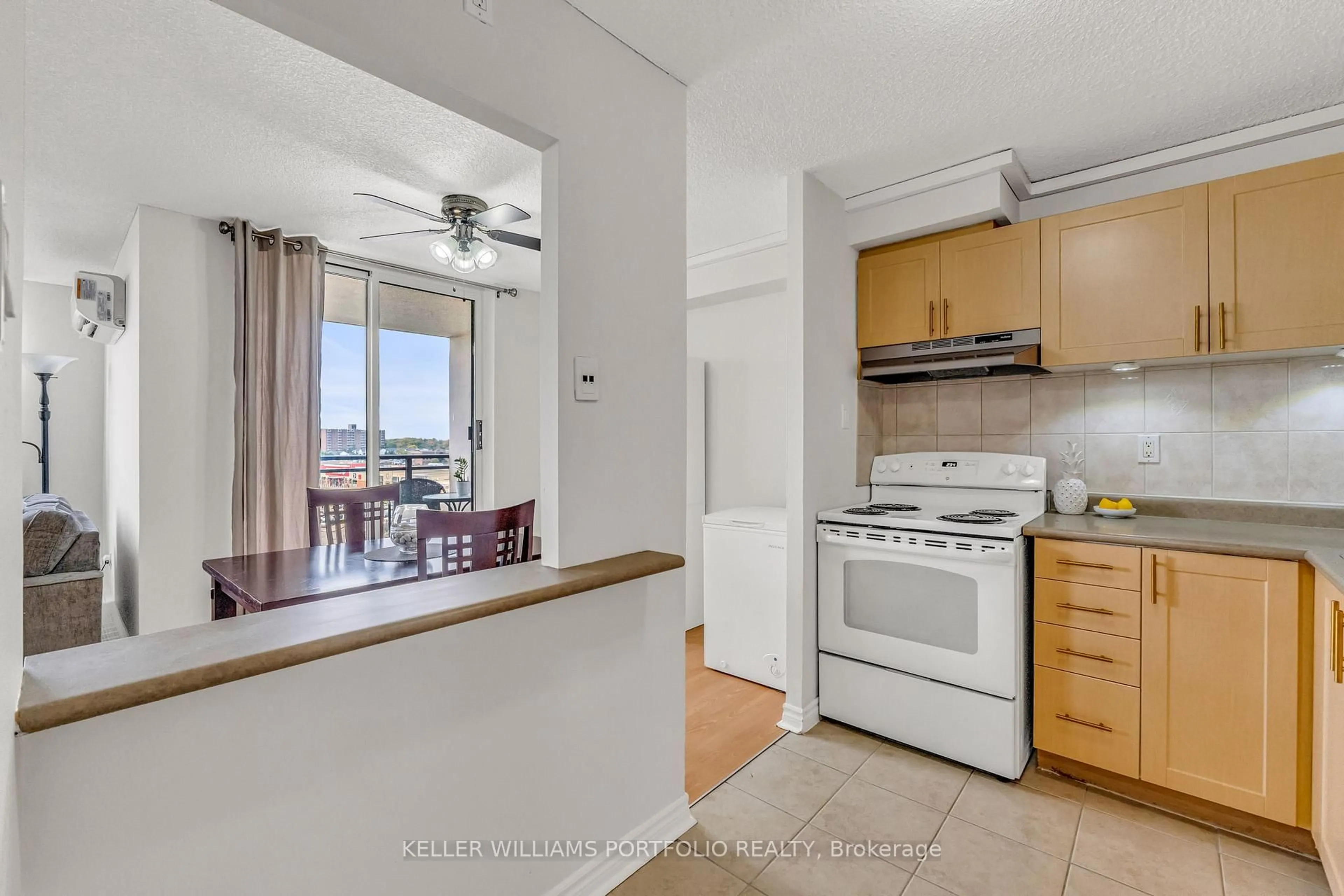 Standard kitchen, unknown for 2900 Battleford Rd #901, Mississauga Ontario L5N 2V9