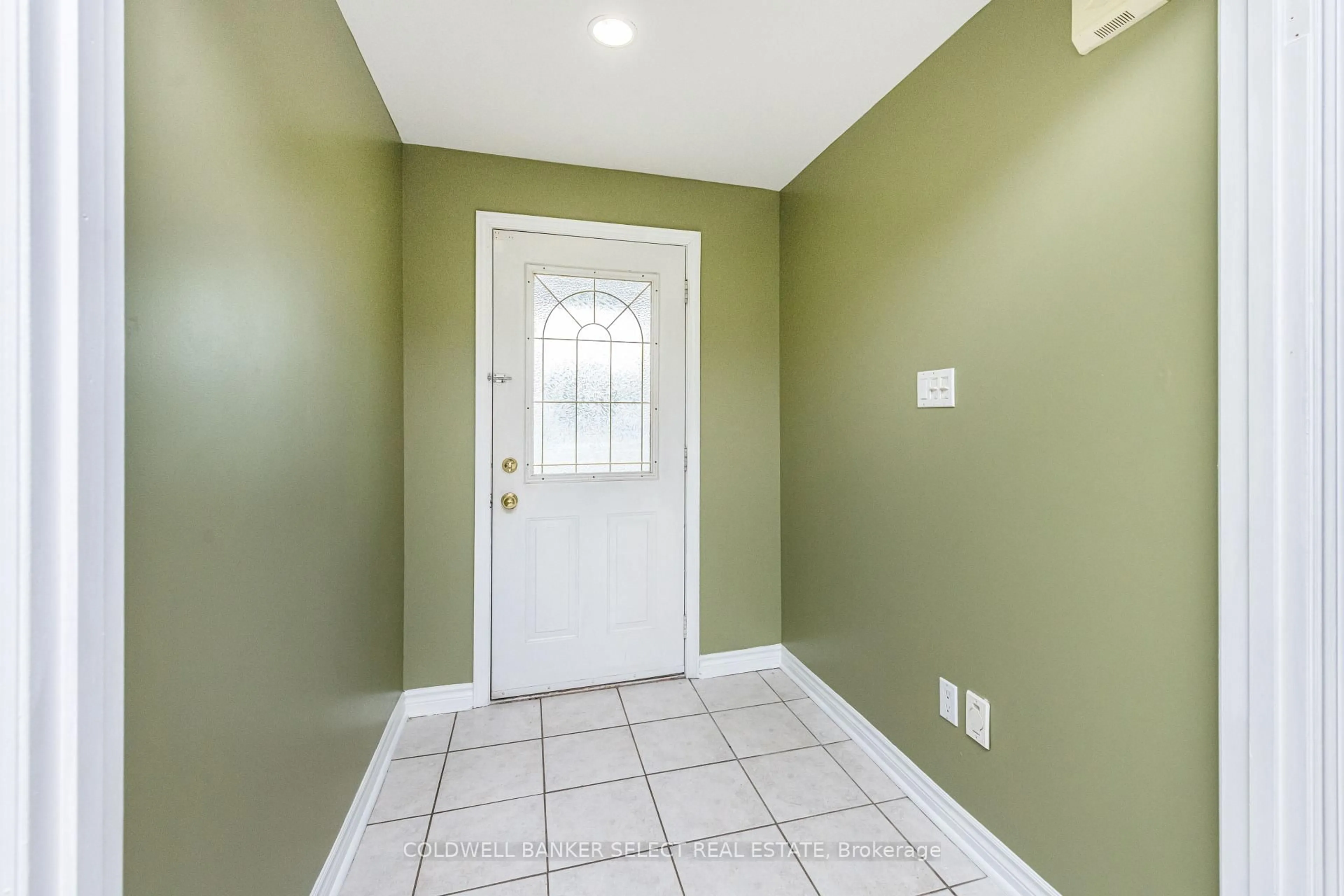 Indoor entryway for 427 Kingsview Dr, Caledon Ontario L7E 1J4