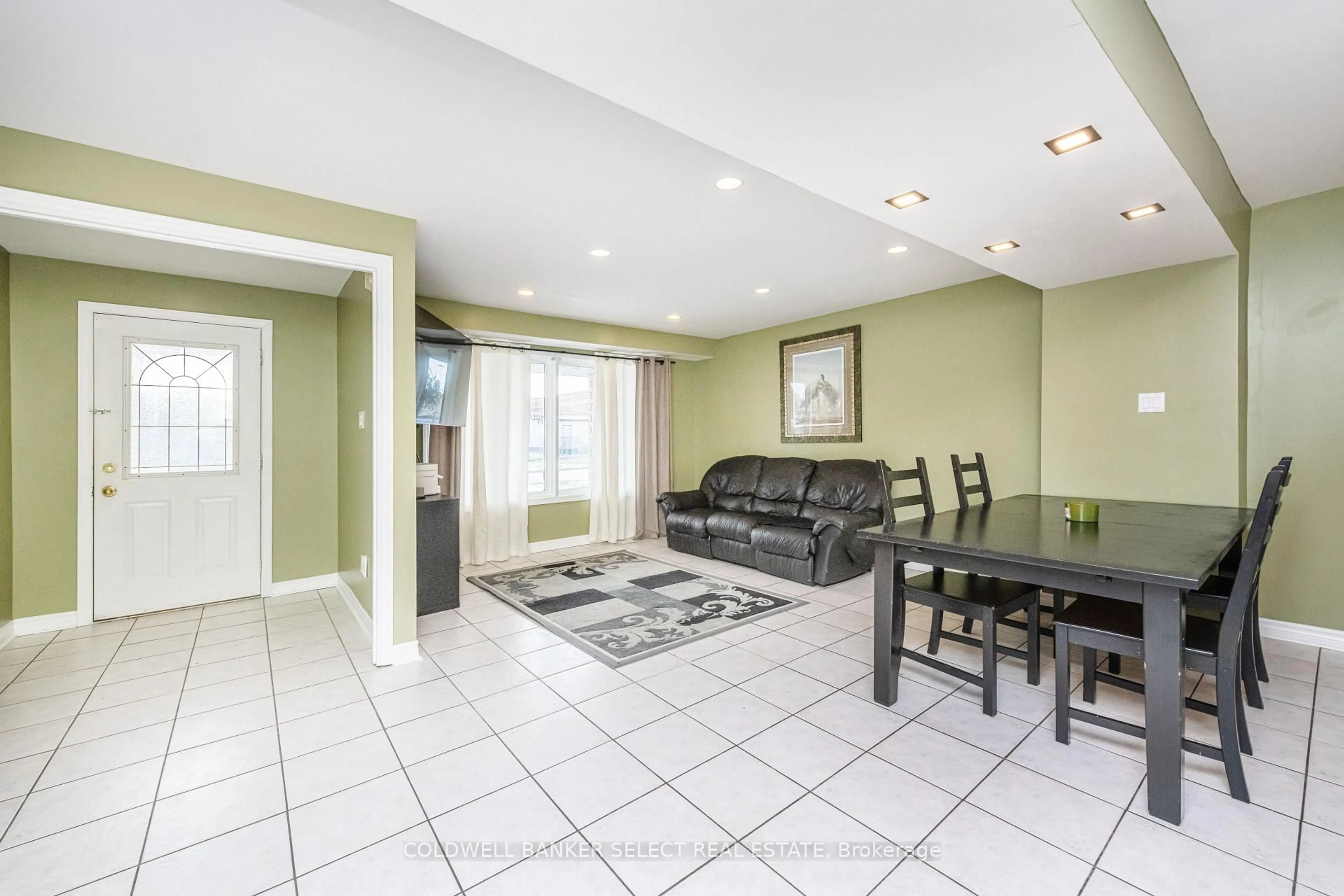 Living room with furniture, ceramic/tile floor for 427 Kingsview Dr, Caledon Ontario L7E 1J4