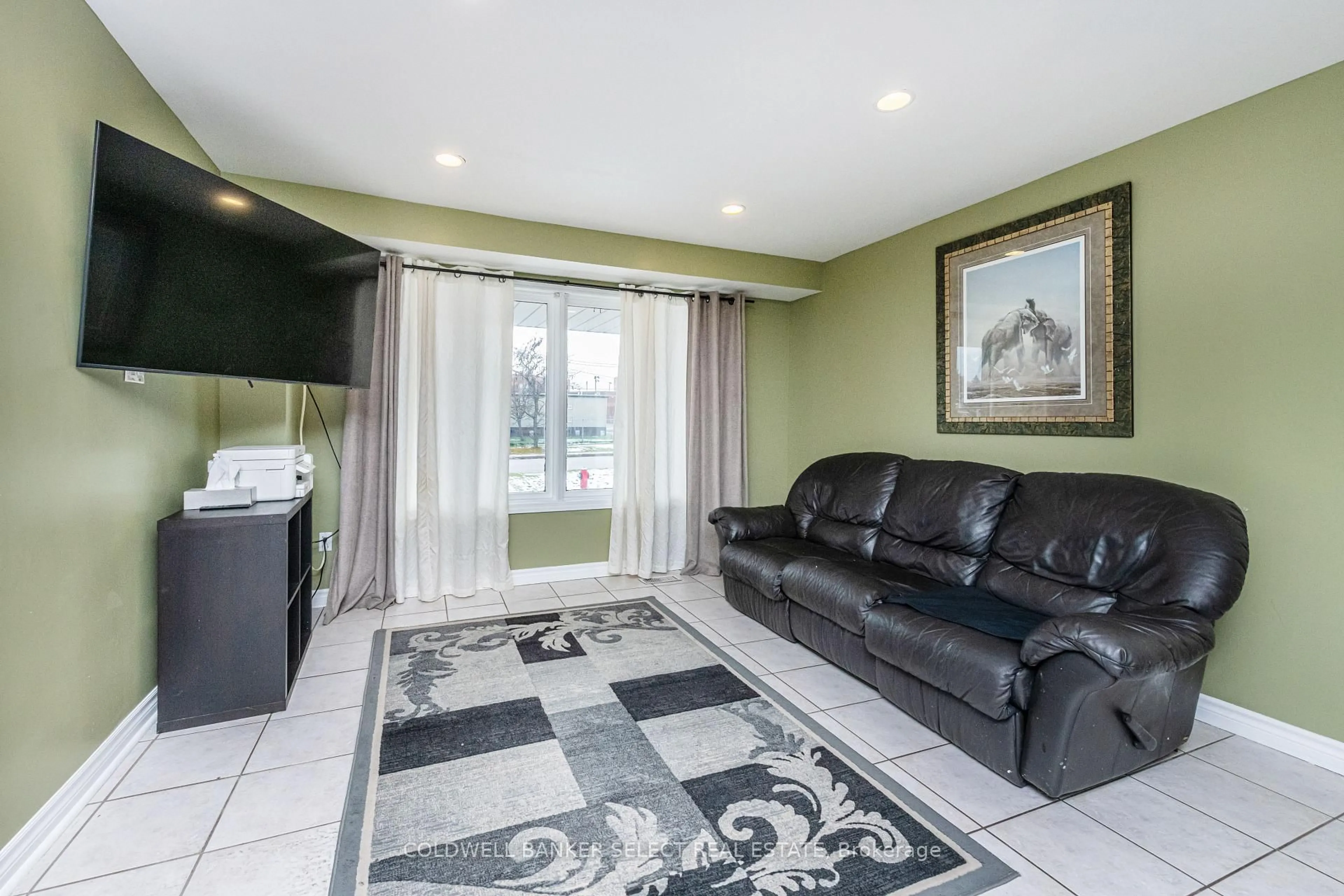 Home theater for 427 Kingsview Dr, Caledon Ontario L7E 1J4