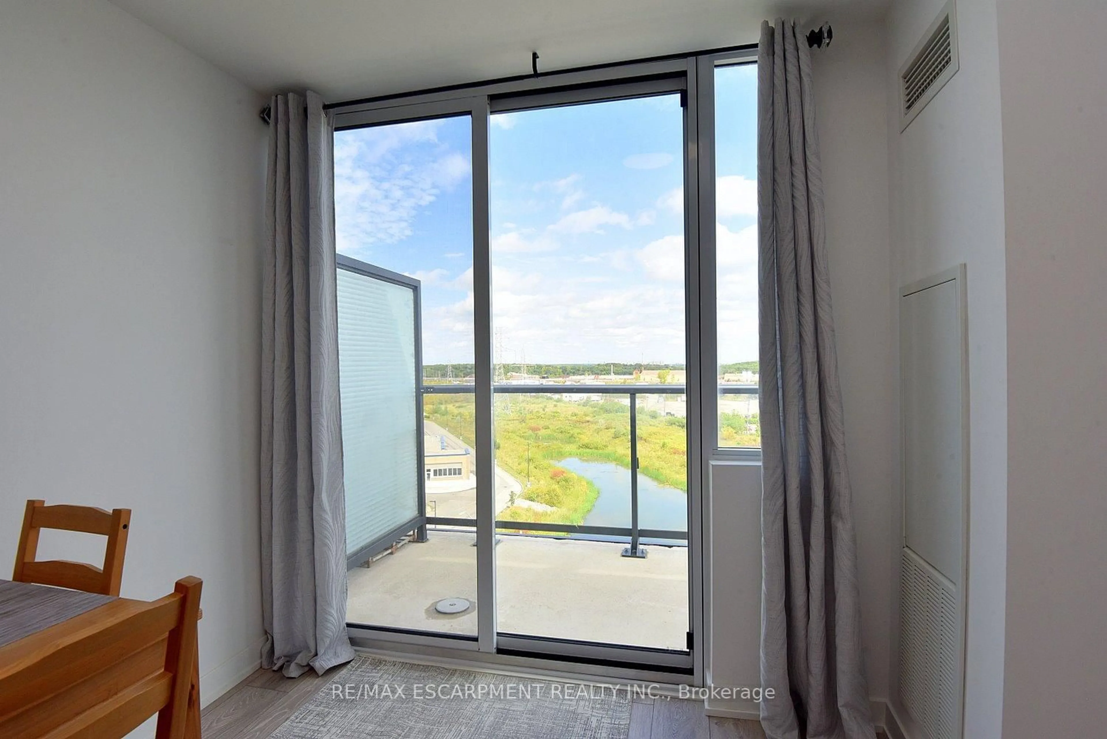 A pic of a room for 3200 Dakota Common #B1006, Burlington Ontario L7M 2A7