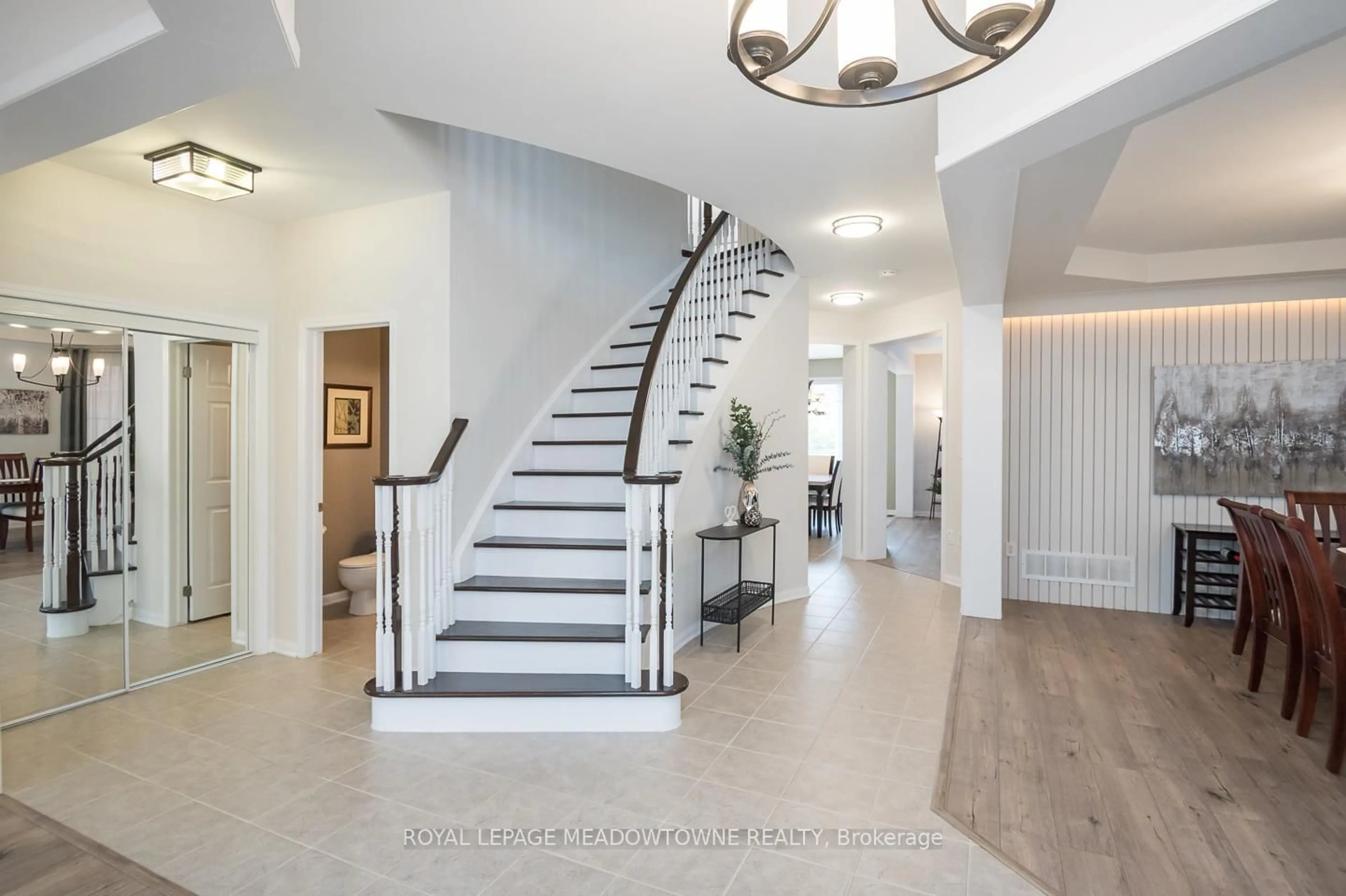 Indoor foyer for 720 Lingen Cres, Milton Ontario L9T 0E5